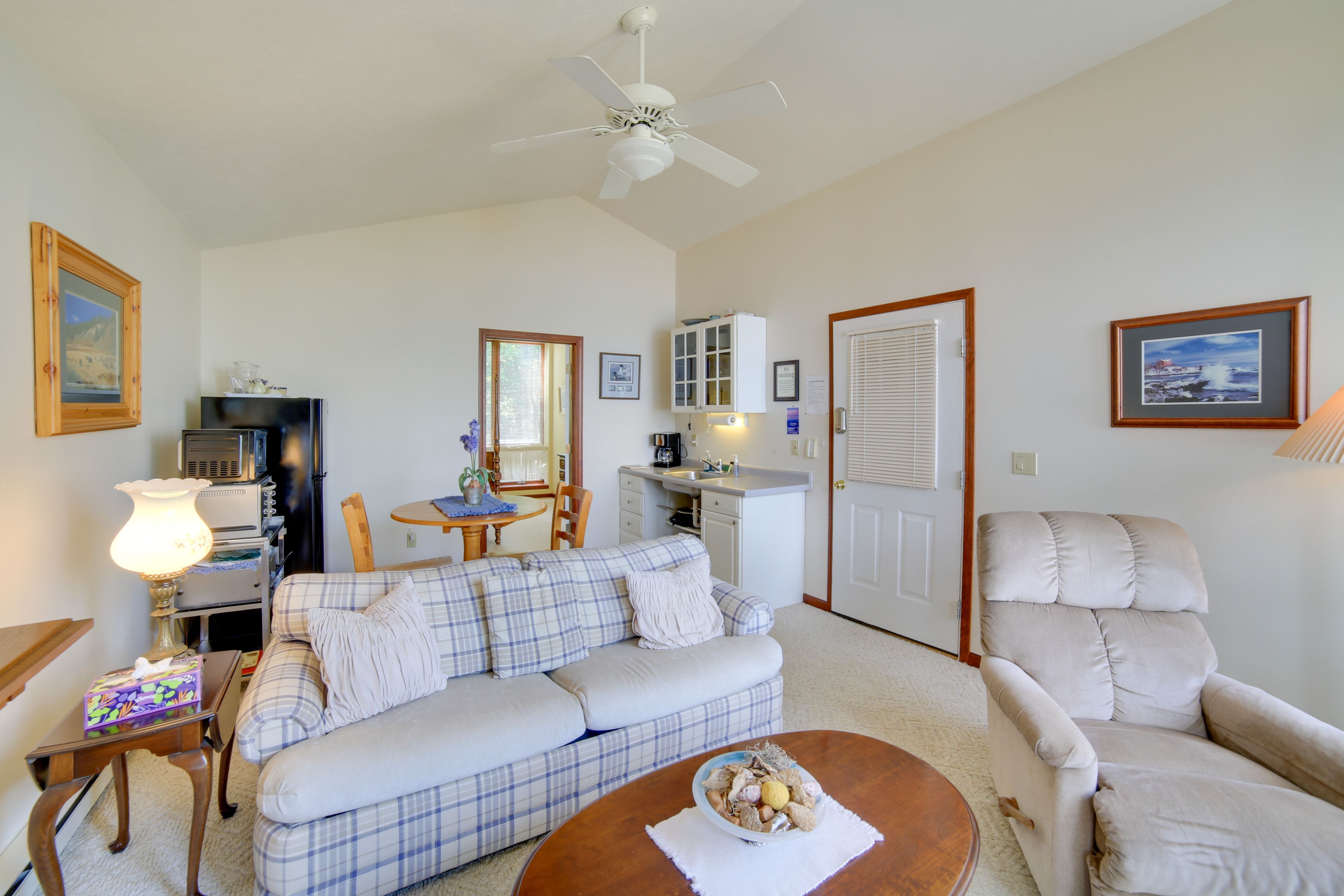 Living Room | Free WiFi | Electric Heat | Electric Fireplace