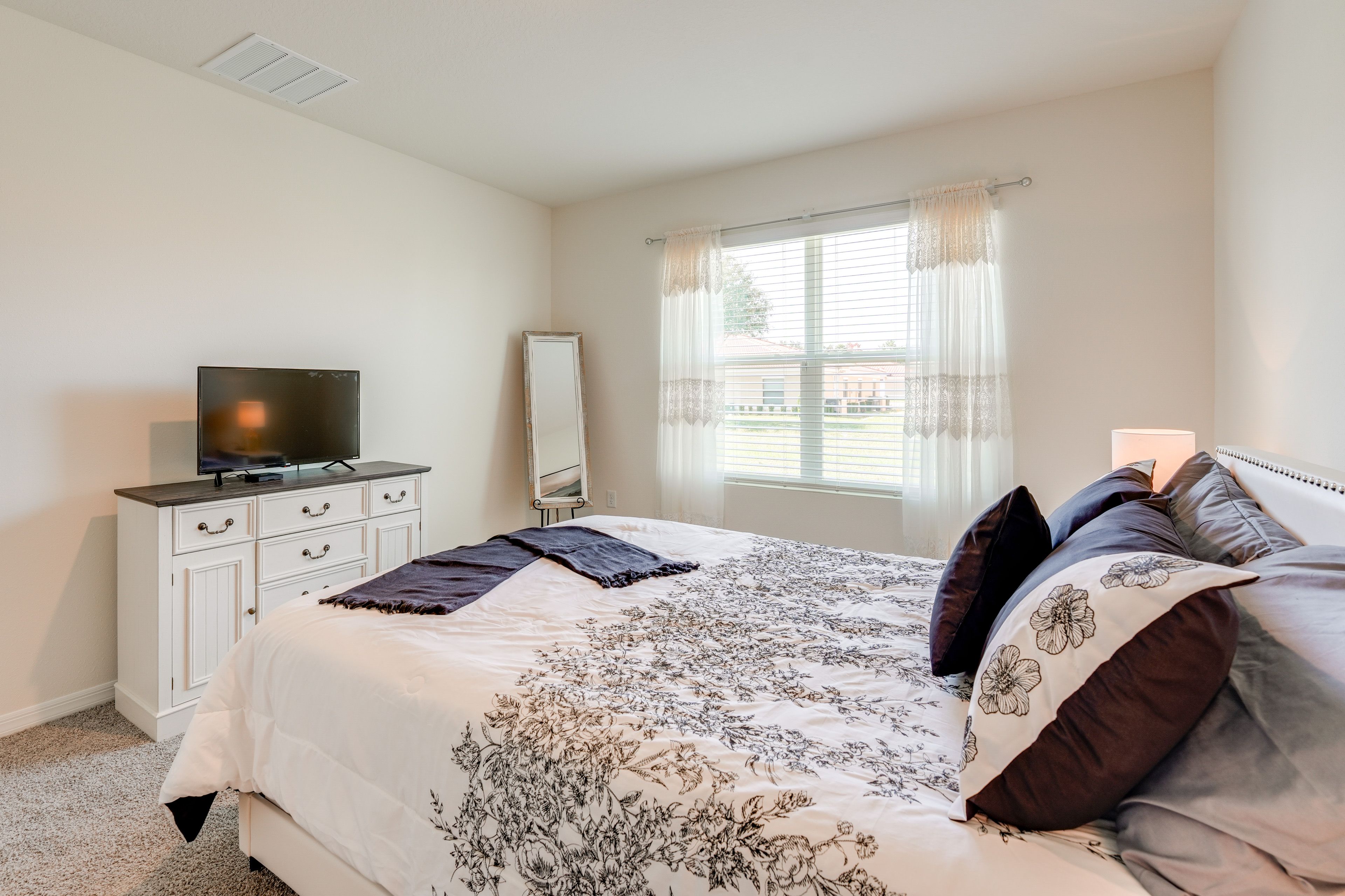 Bedroom 1 | Queen Bed