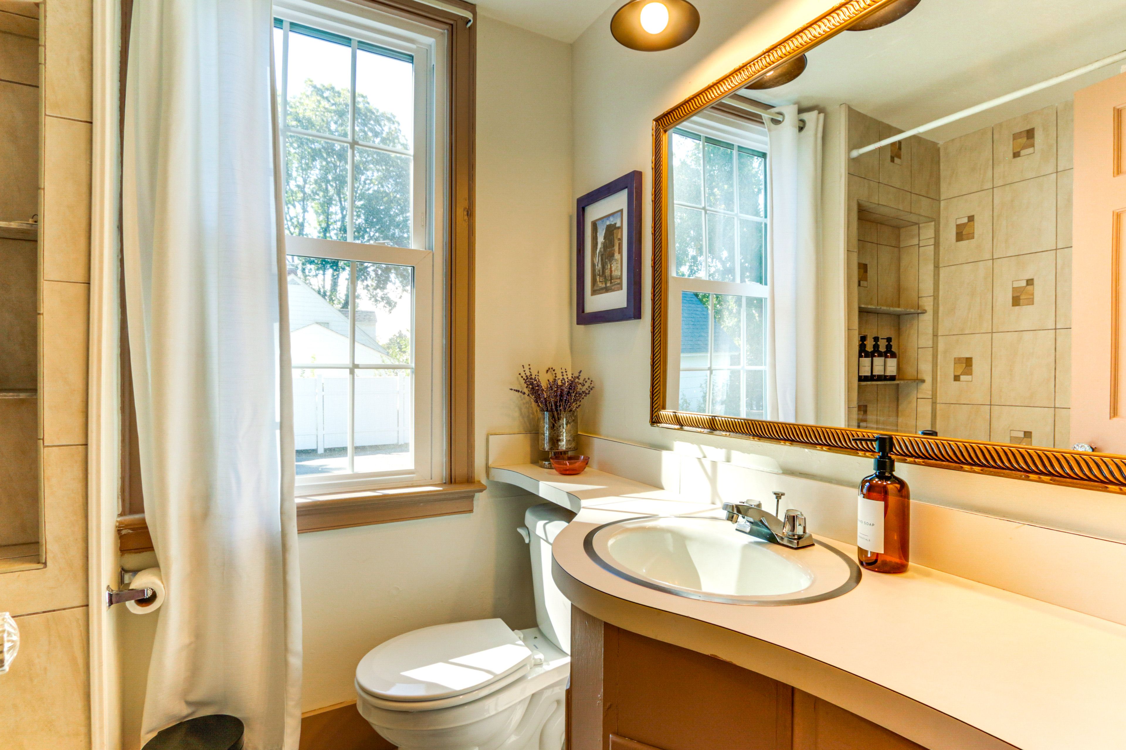 Full Bathroom | 1st Floor | Towels Provided