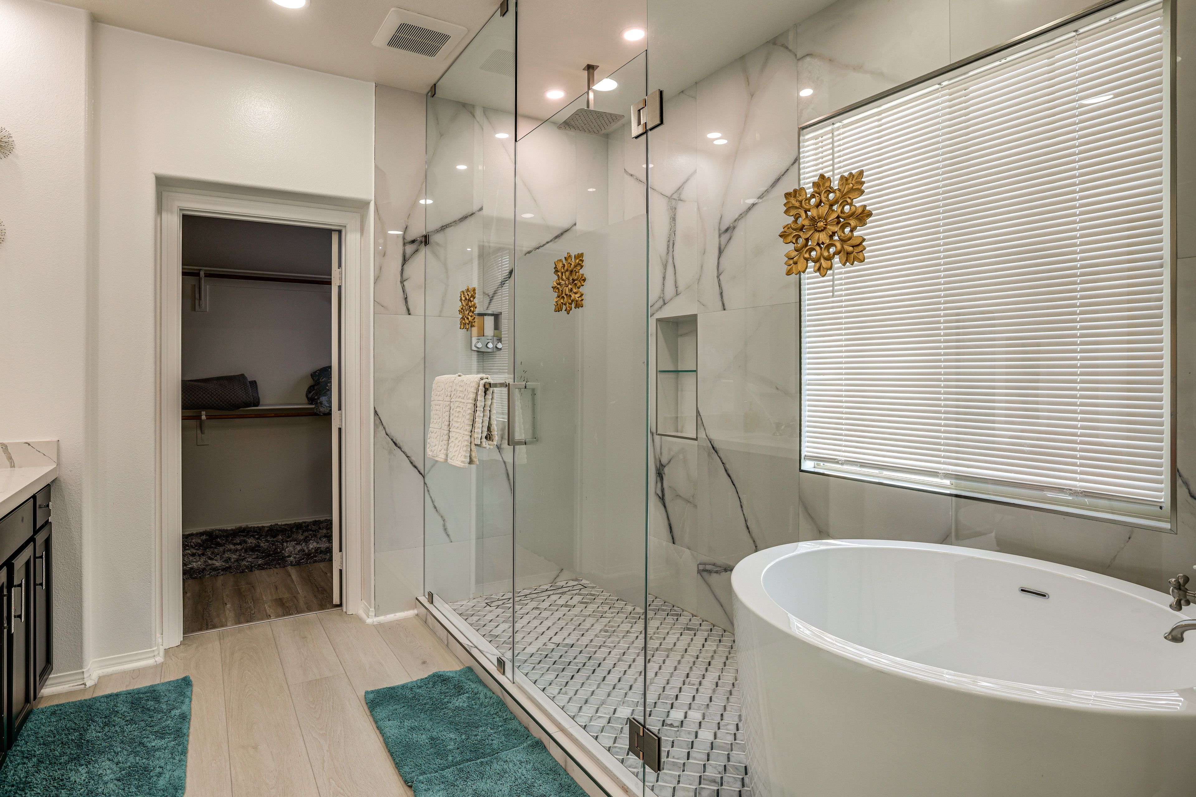 En-Suite Bathroom | 2nd Floor | Walk-In Closet | Towels Provided