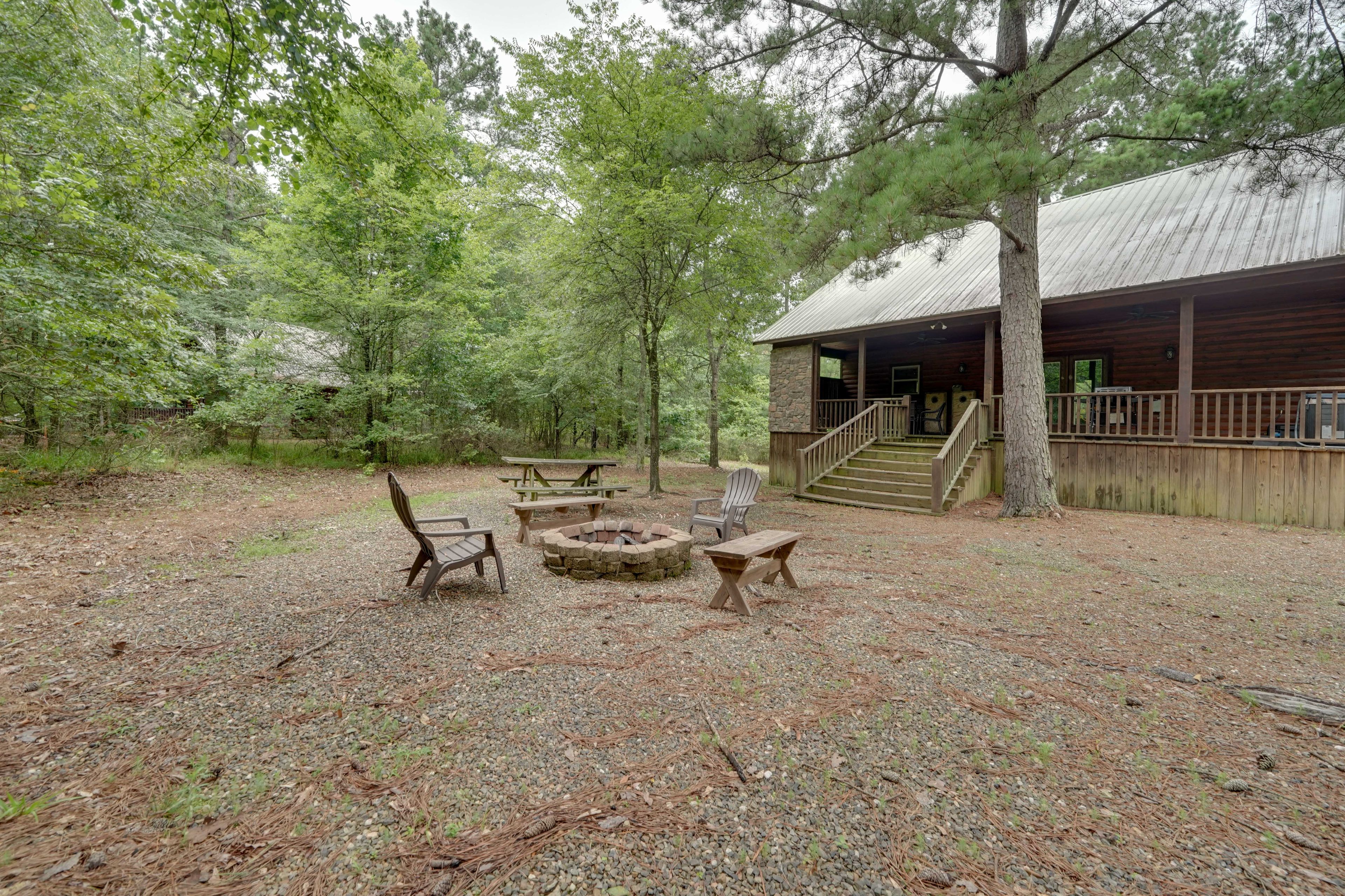 Picnic Table | Fire Pit | Private Yard