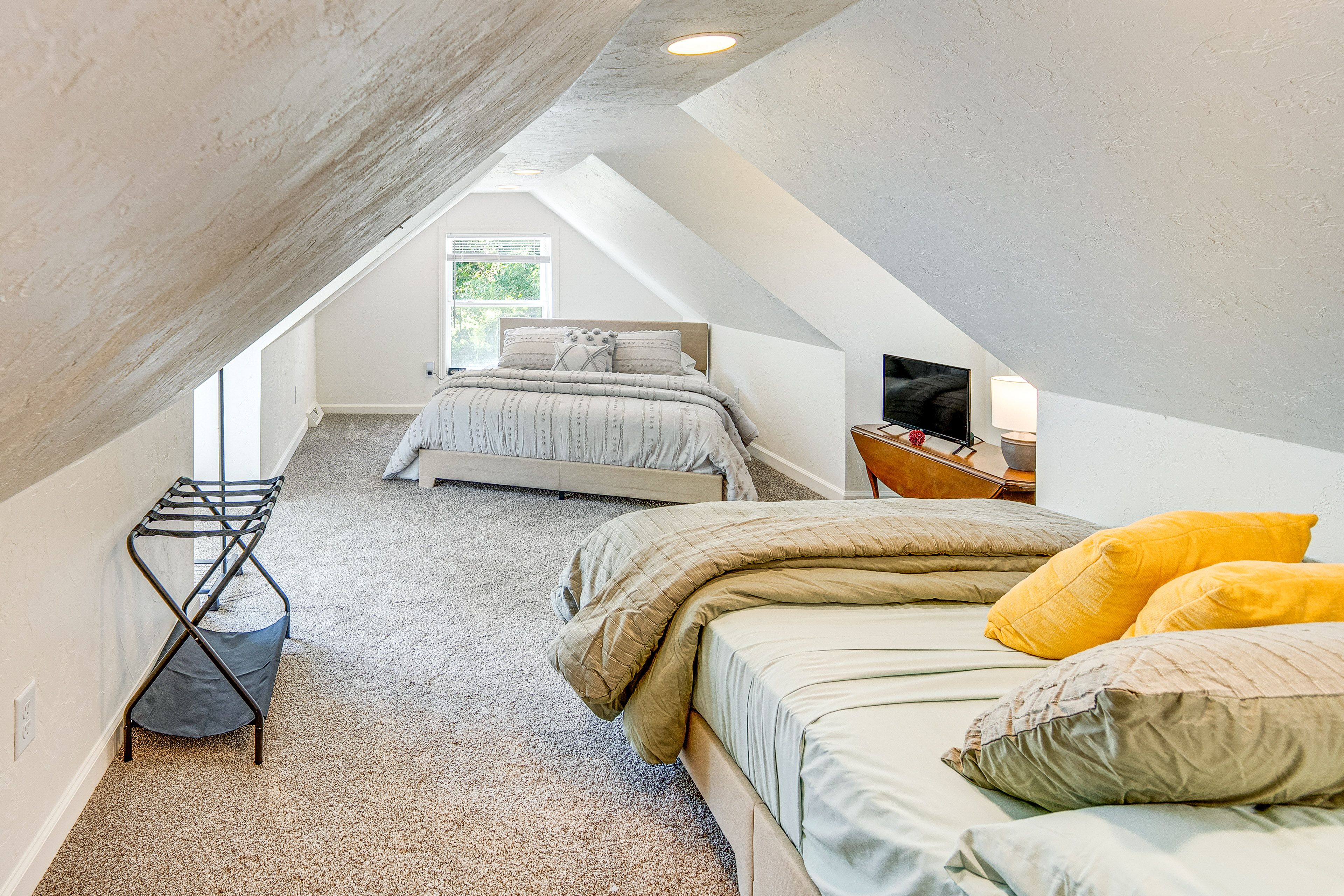 Bedroom 4 | Queen Bed | Full Bed | 2nd Floor