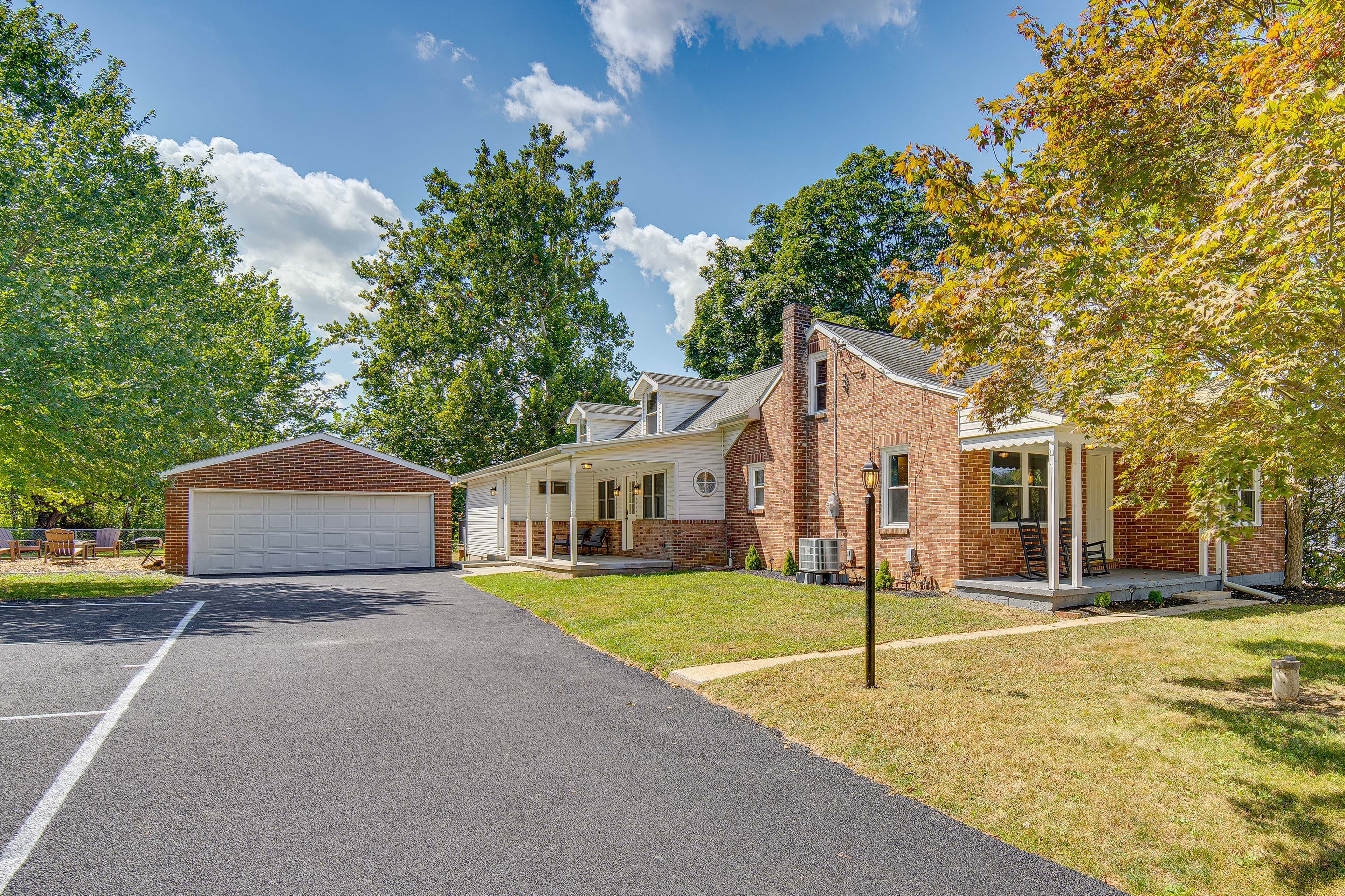 Parking | Driveway (5 Vehicles) | RV/Trailer