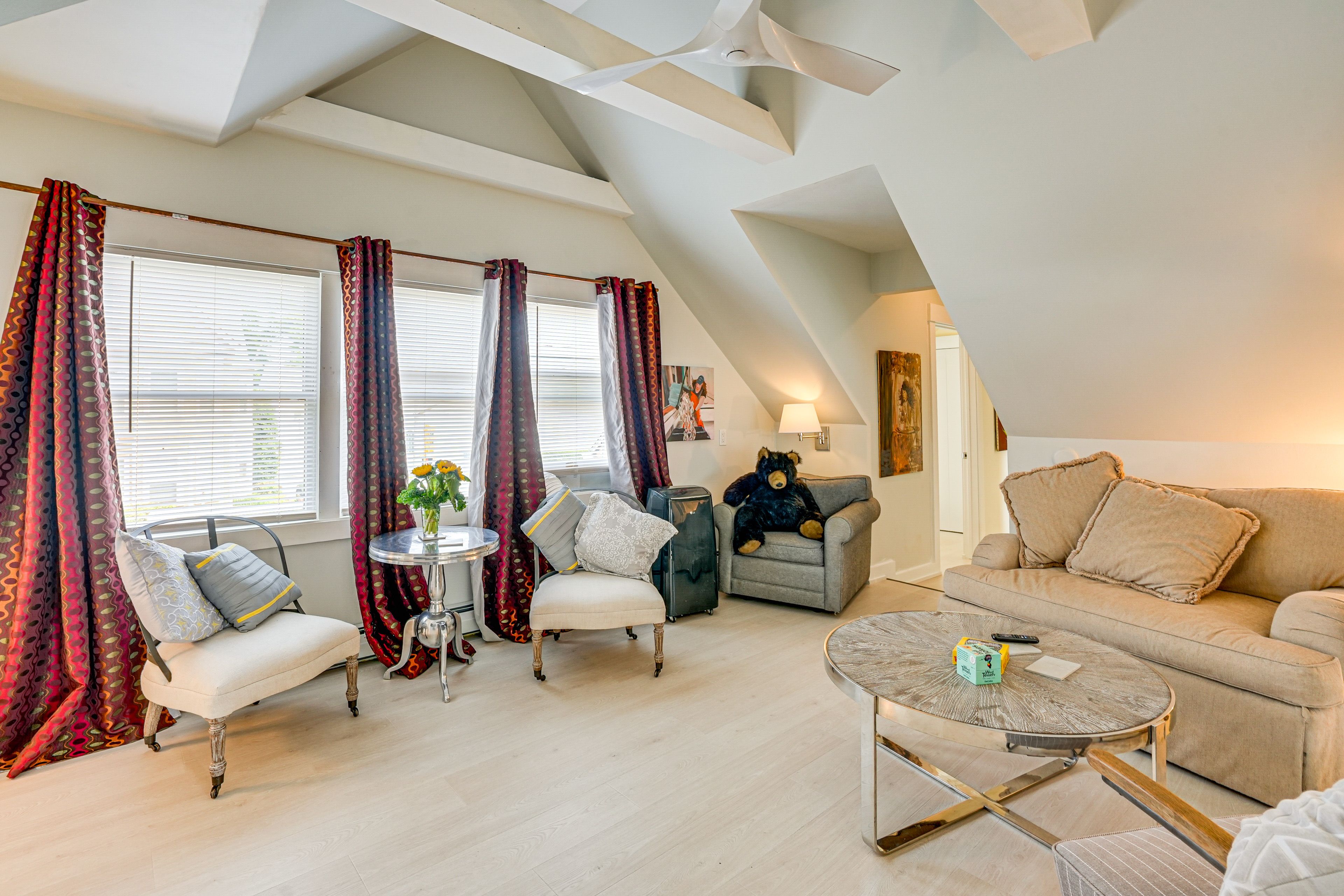 Living Room | Free WiFi | Portable A/C | TV