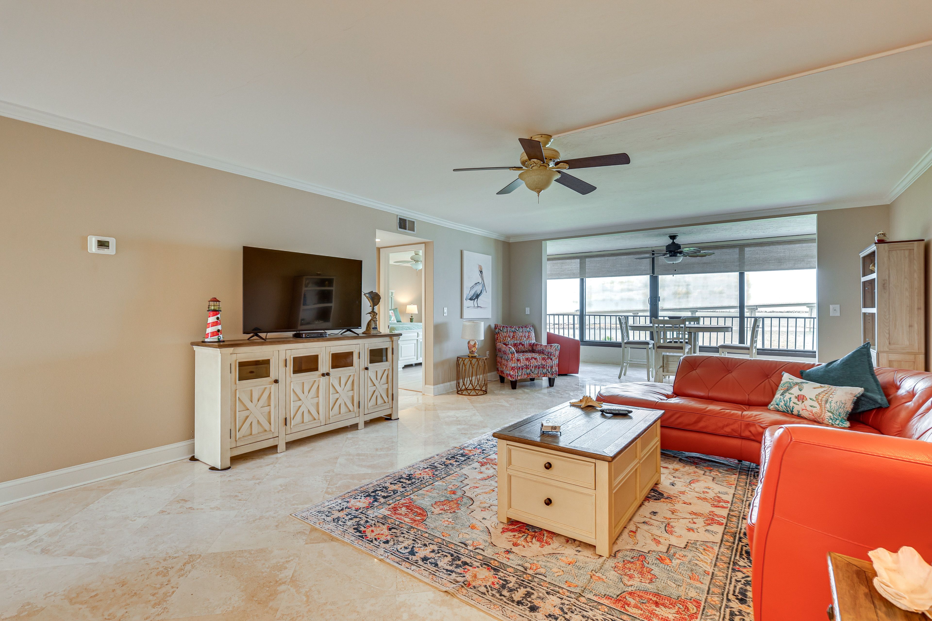 Living Room | Smart TV | Free WiFi | Central Air Conditioning/Heat