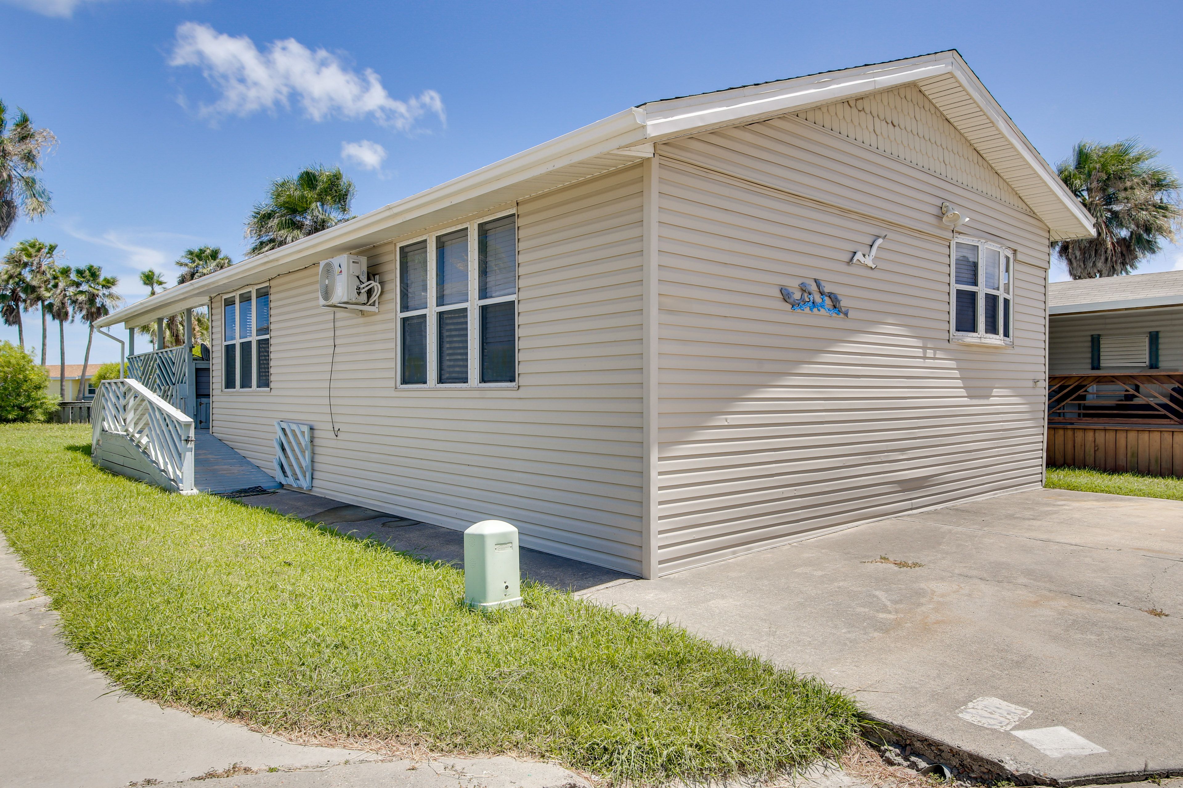 Exterior | Parking | Driveway (2 Vehicles)