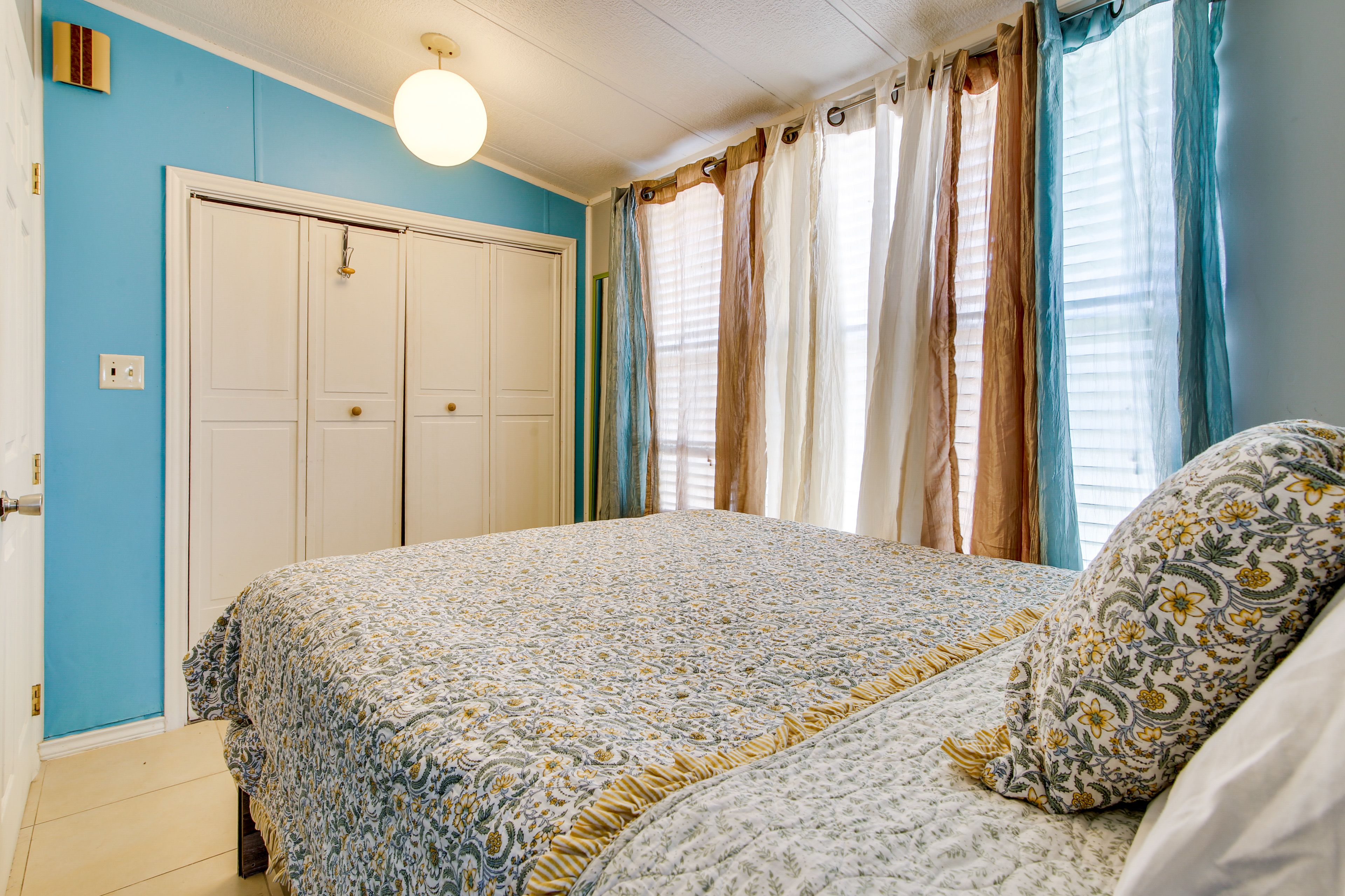 Bedroom 1 | Queen Bed | En-Suite Bathroom
