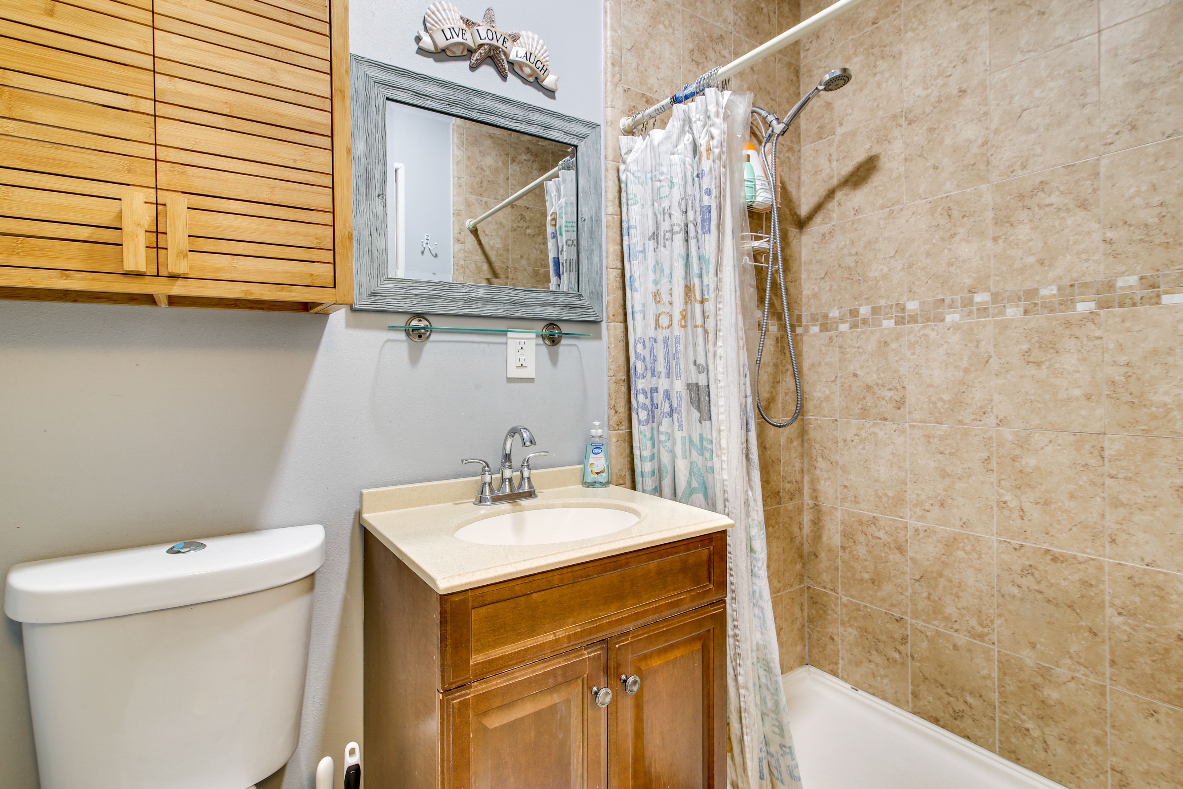 Full Bathroom | Towels Provided