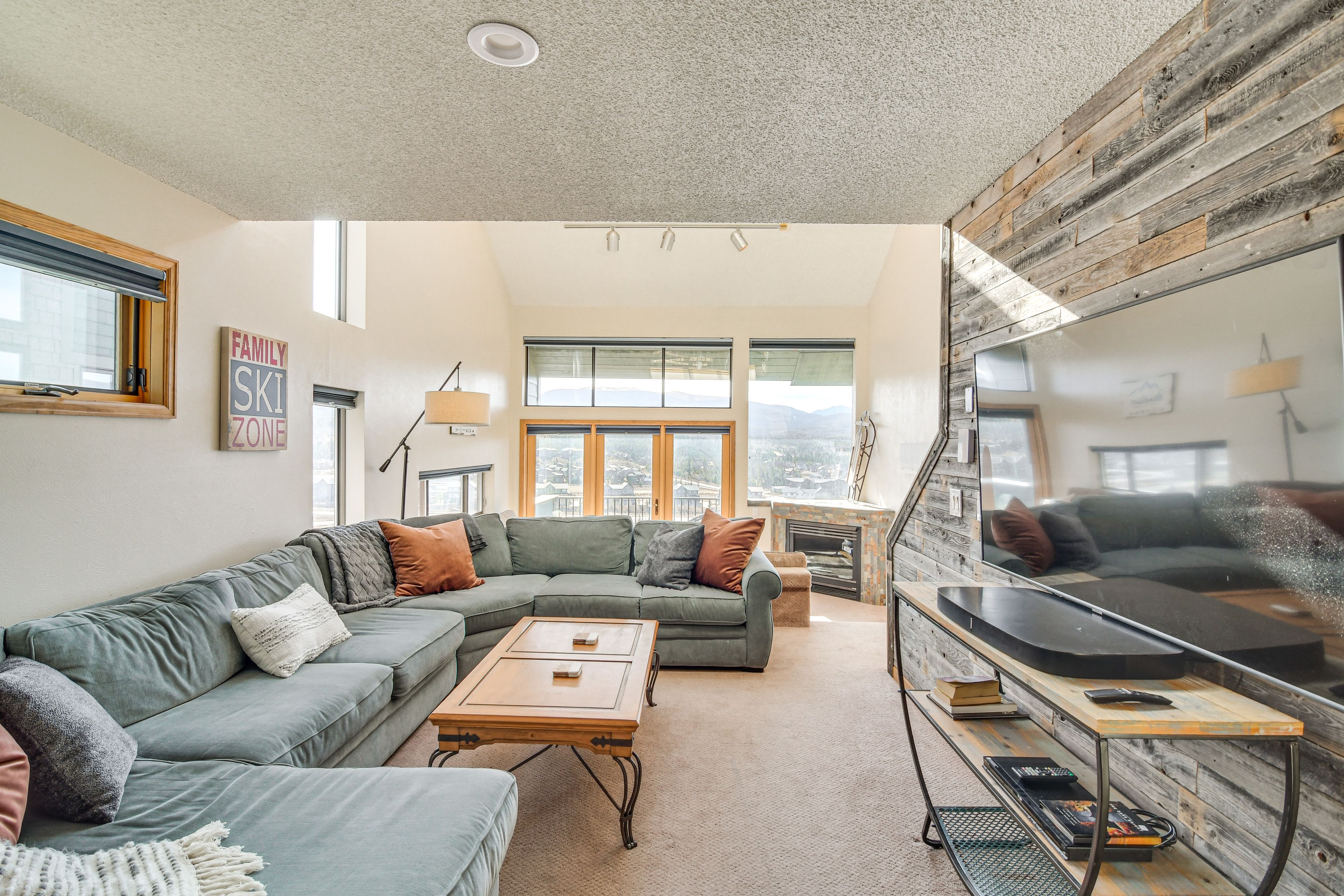 Living Room | Free WiFi | Central Heating | Smart TV | 2nd Floor