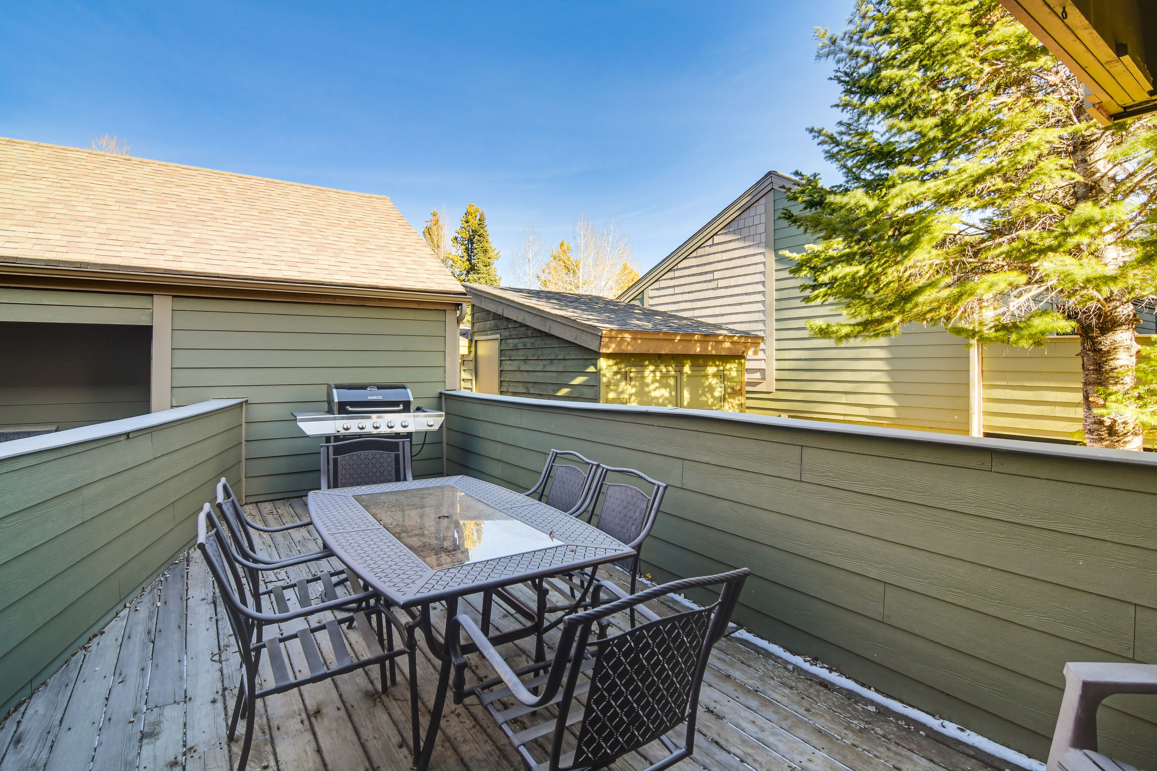 Private Deck | Gas Grill | Outdoor Dining Set