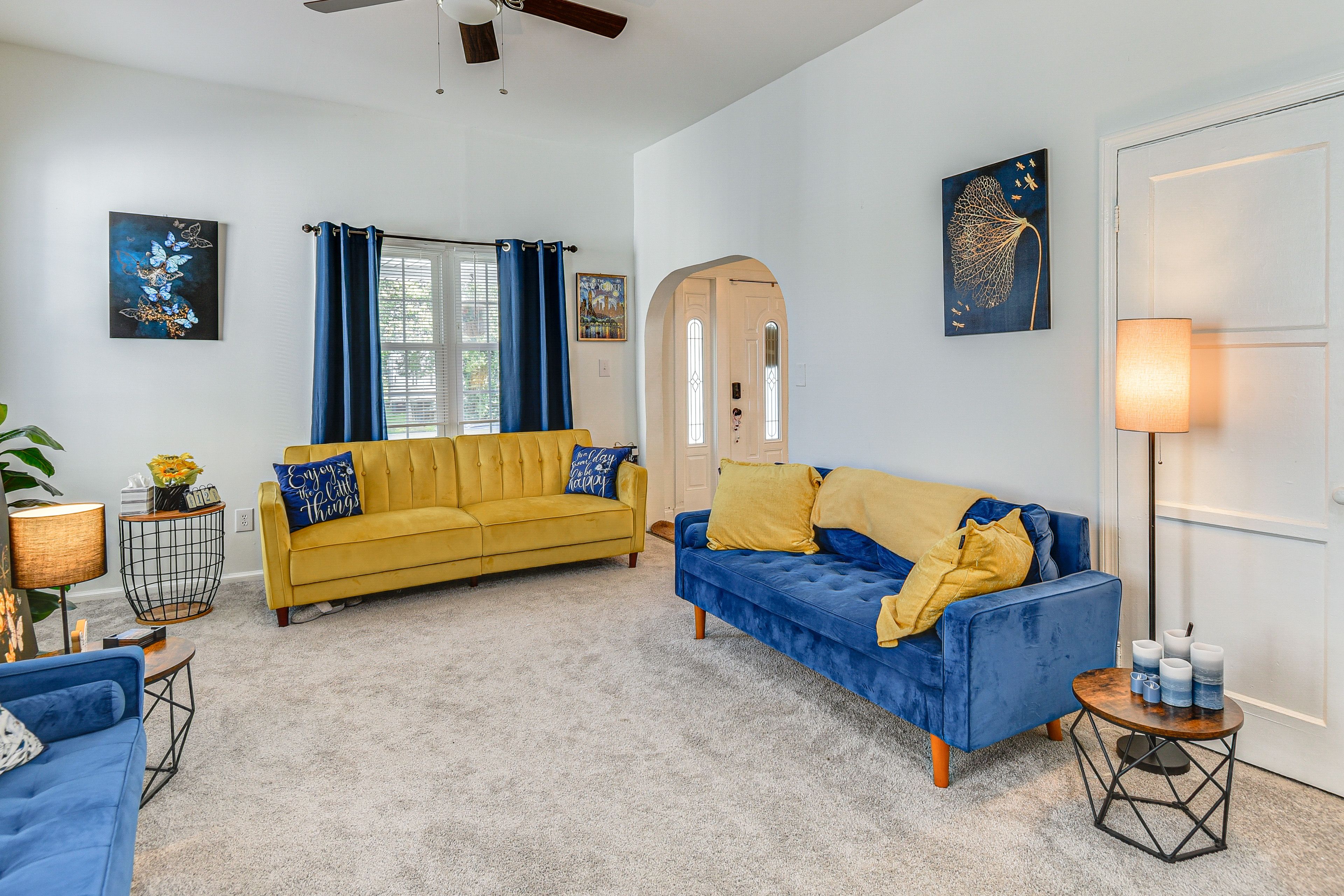 Living Room | Free WiFi | Central Heating & A/C | Smart TV | 1st Floor