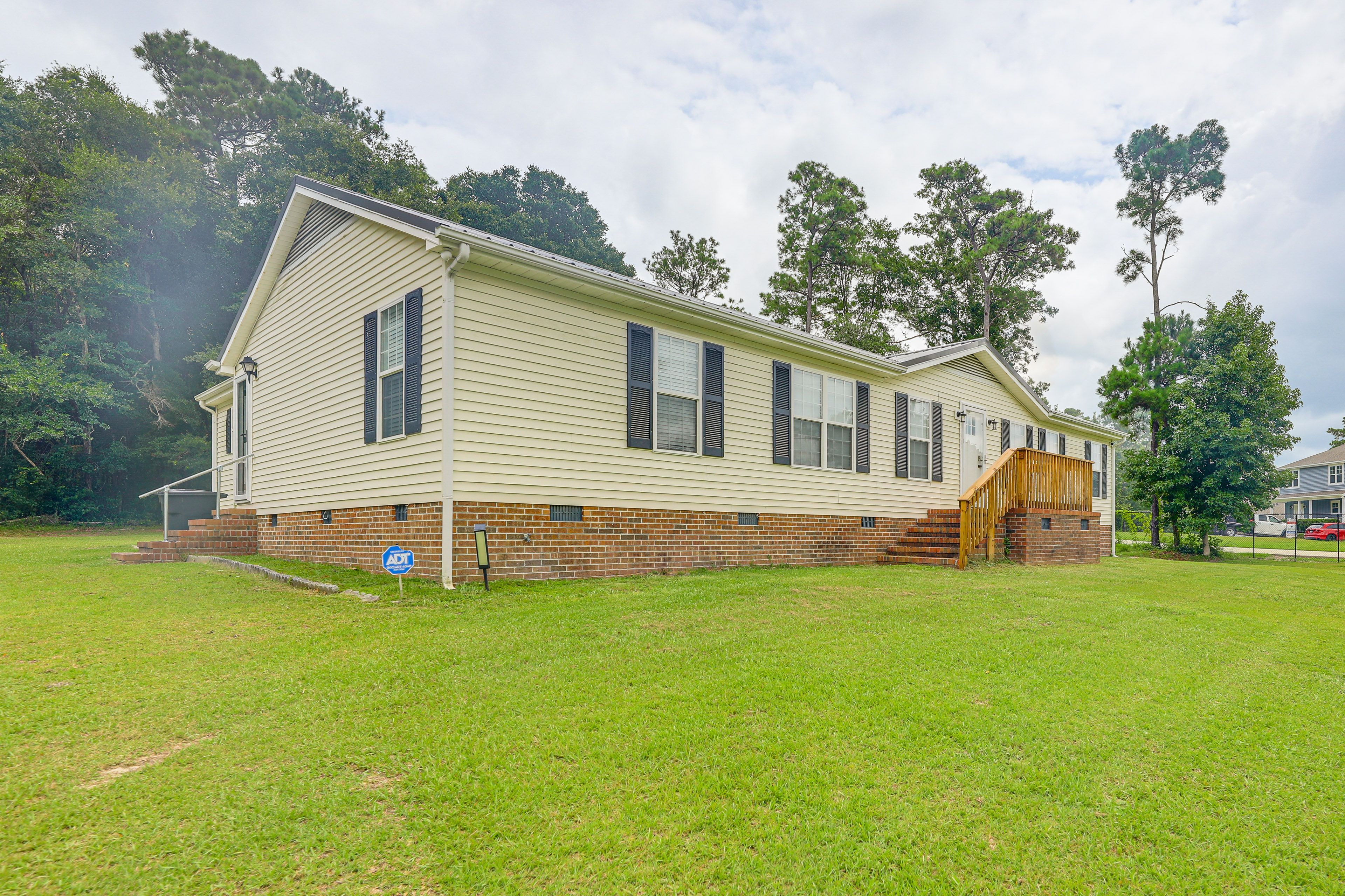 Exterior | Parking (Driveway (5 Vehicles)