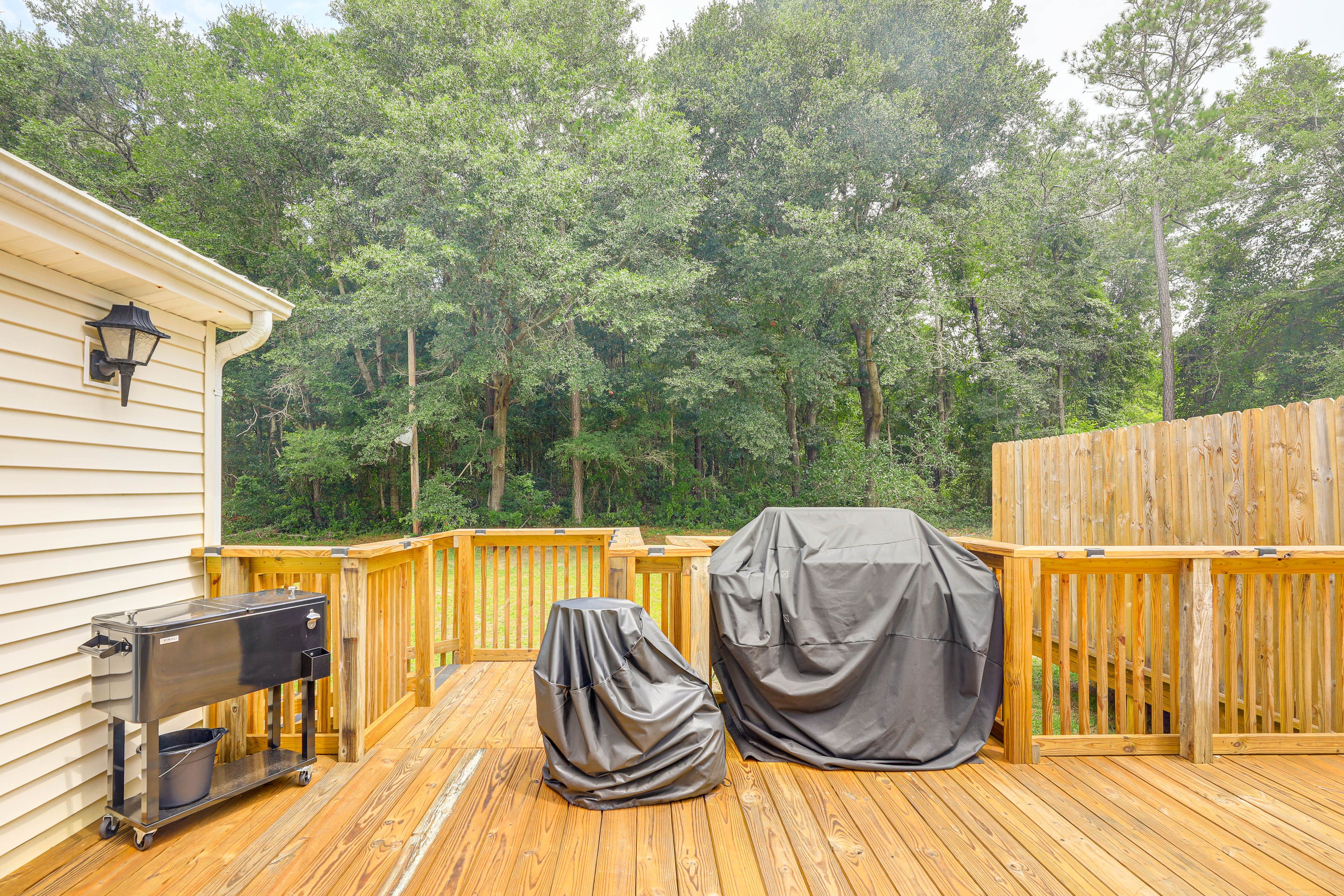 Deck | Gas Grill w/ Blackstone Topper | Standalone Propane Burner | Hot Tub