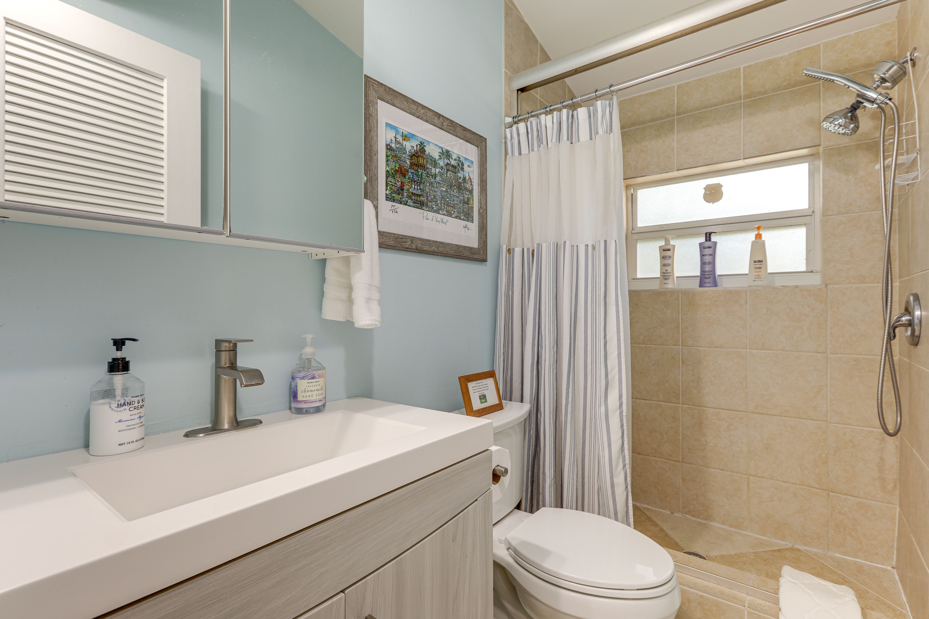 Full Bathroom | Towels Provided