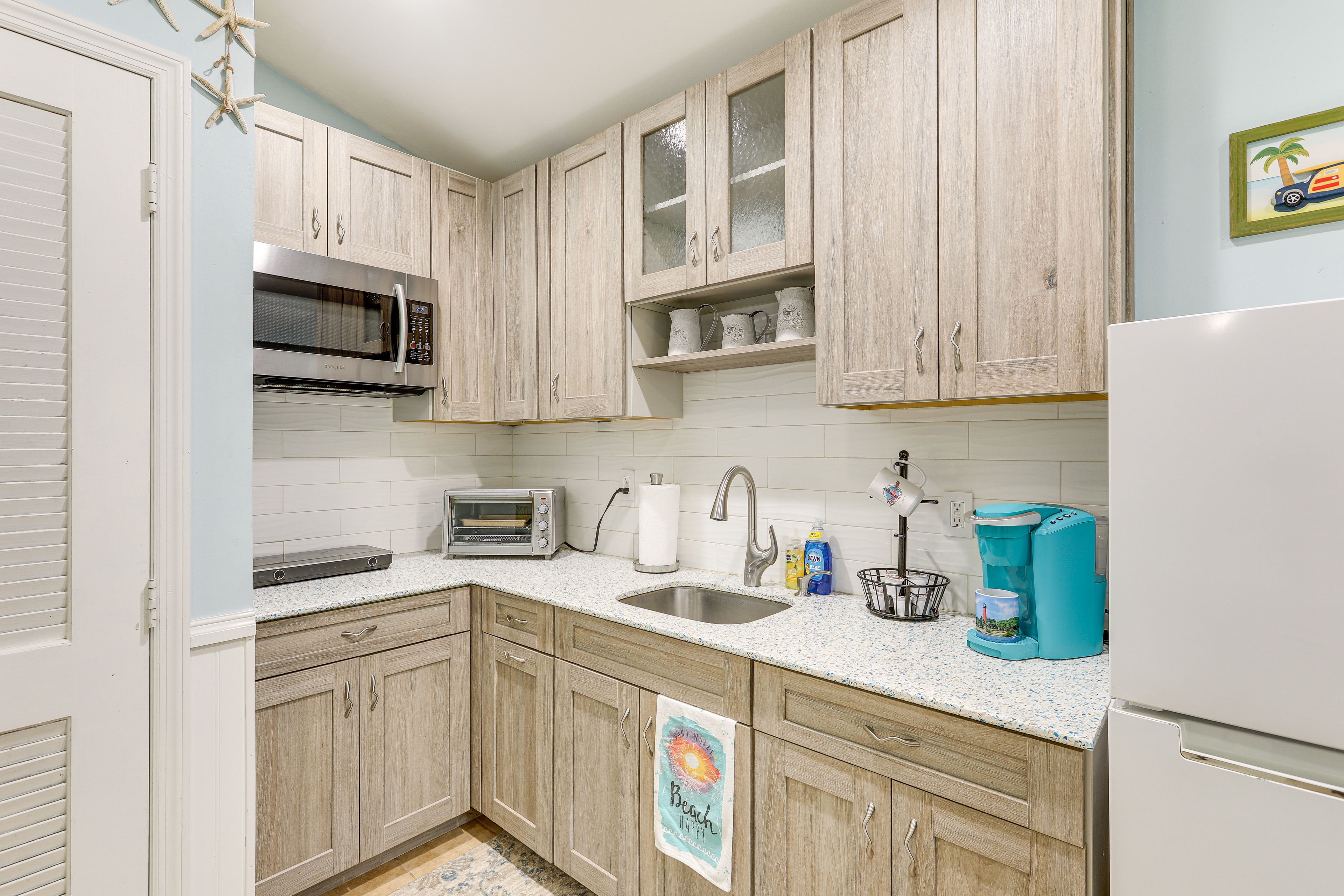 Kitchenette | Hot Plate | Keurig Coffee Maker | Microwave | Toaster Oven