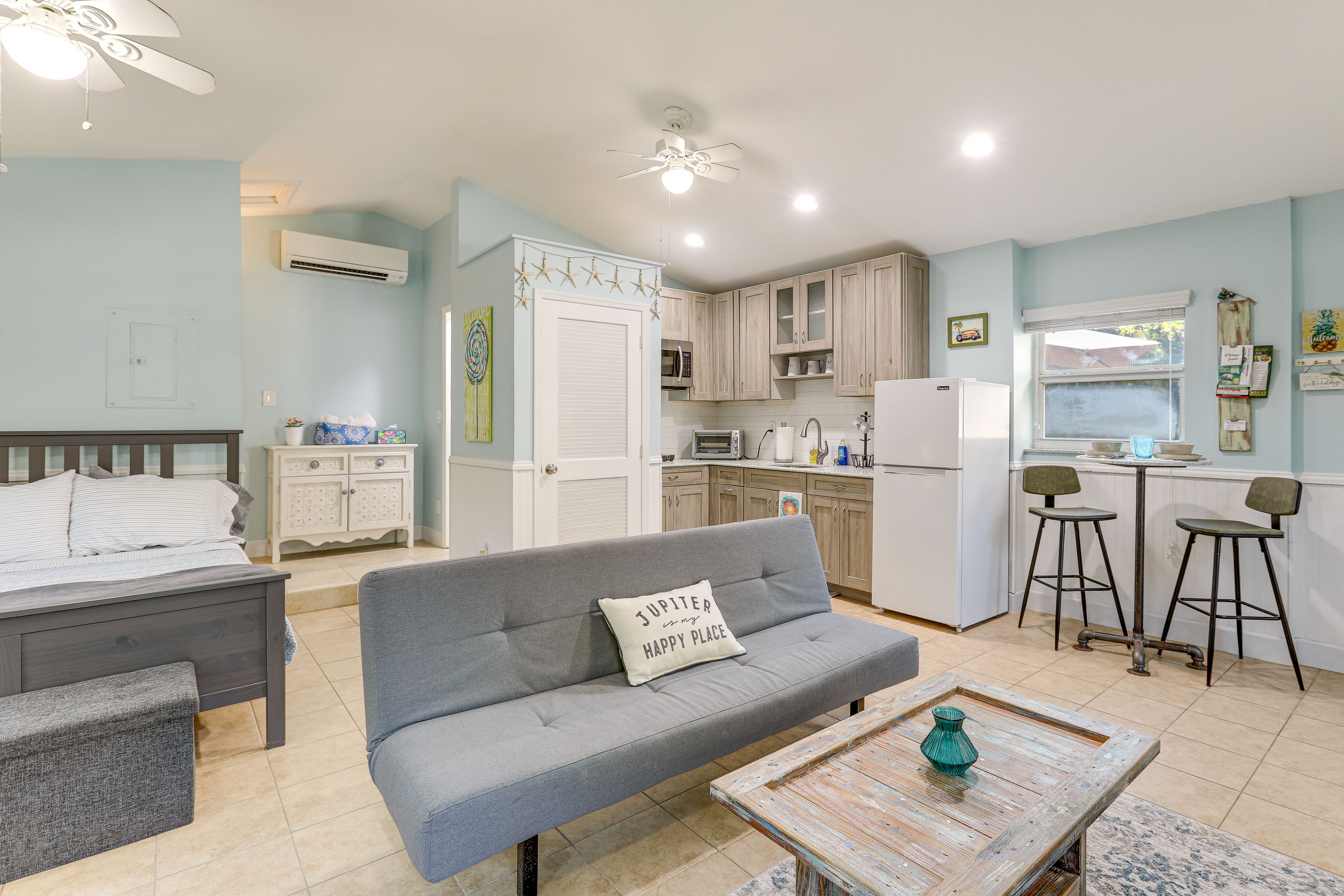 Jupiter Vacation Rental | 1BA | Studio | 500 Sq Ft | 1 Step Required