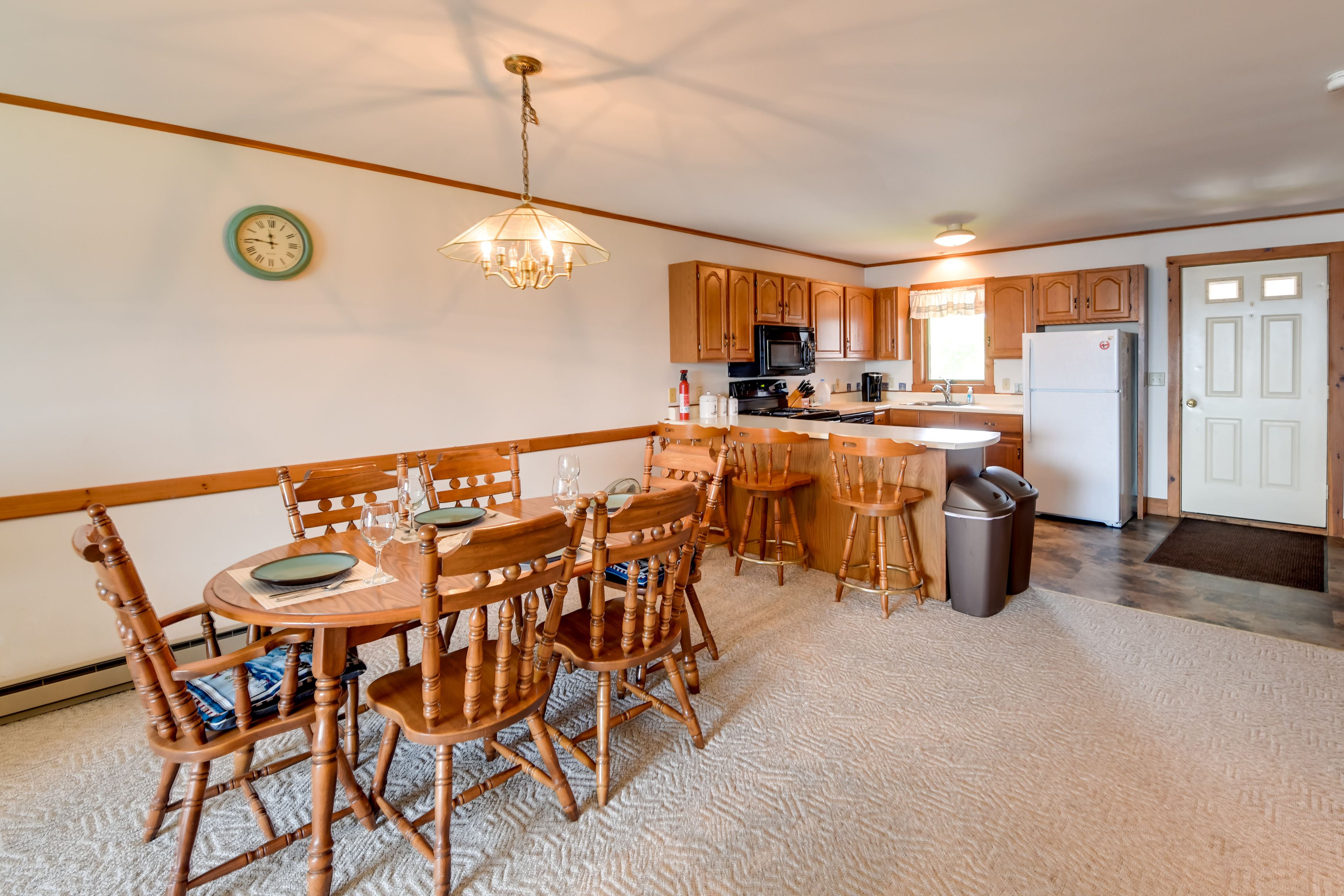 Dining Area | Dishware & Flatware Provided | Kitchen