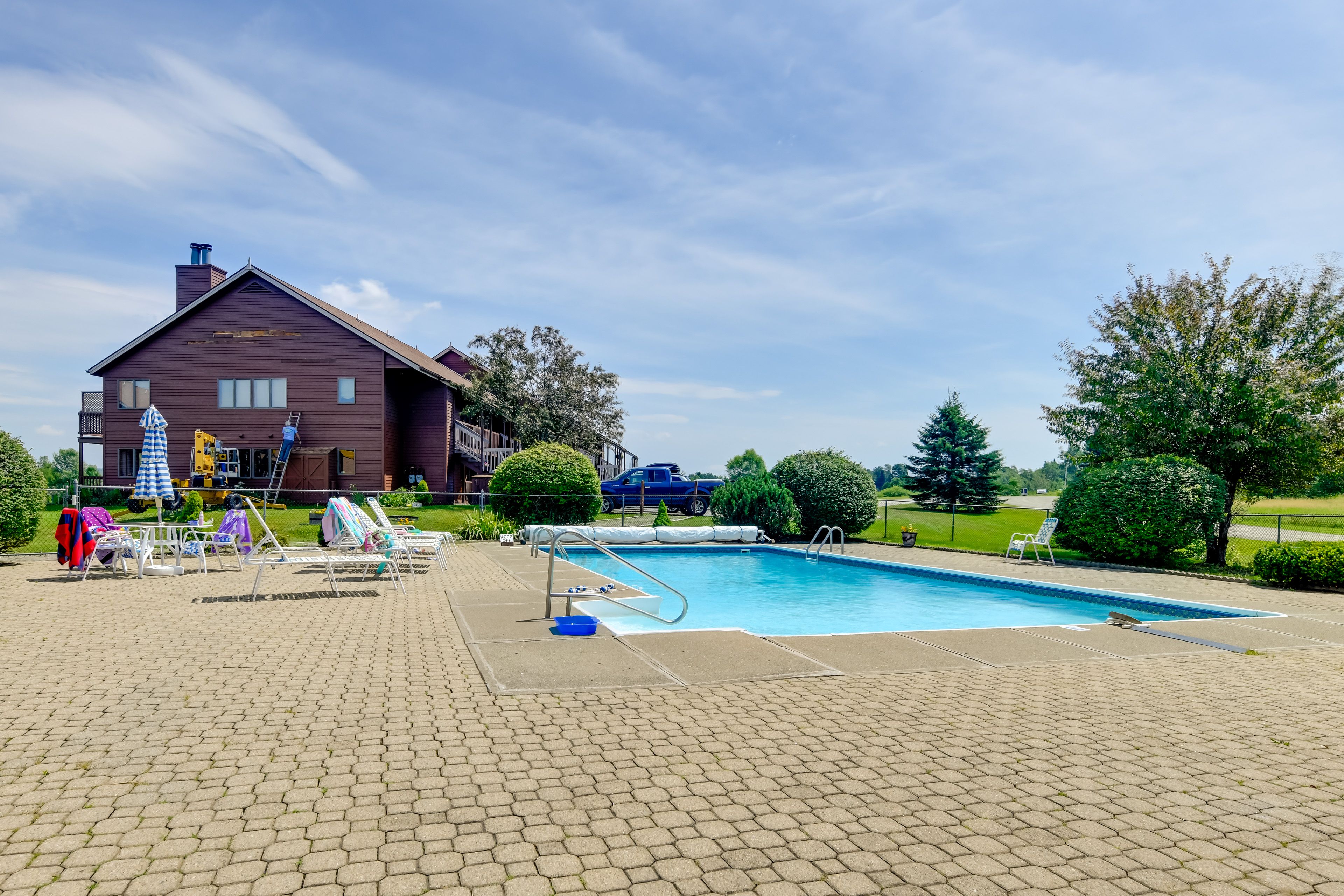 Holbrook Bay Commons Homeowners Association | Community Pool