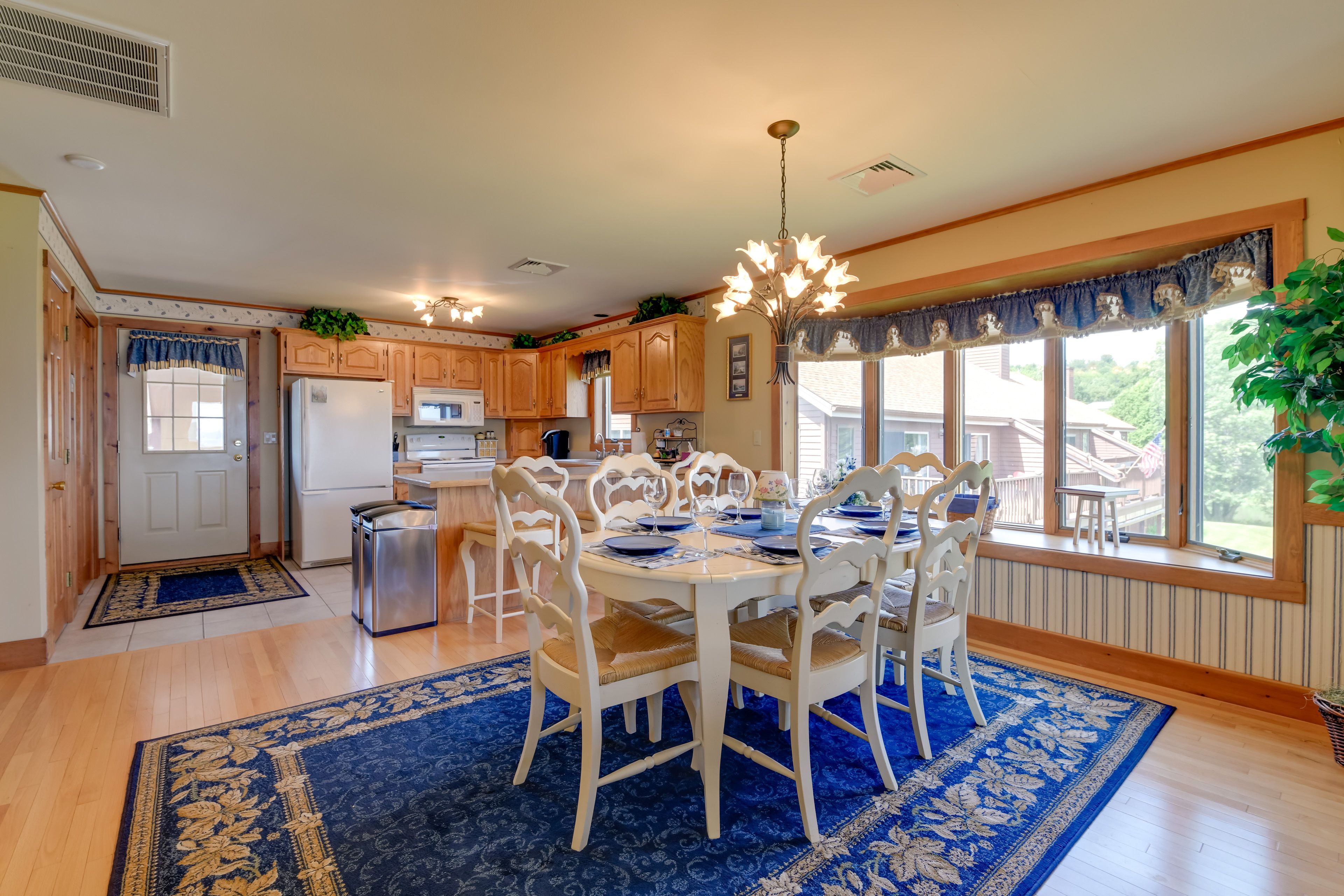 Dining Area | Dishware & Flatware Provided