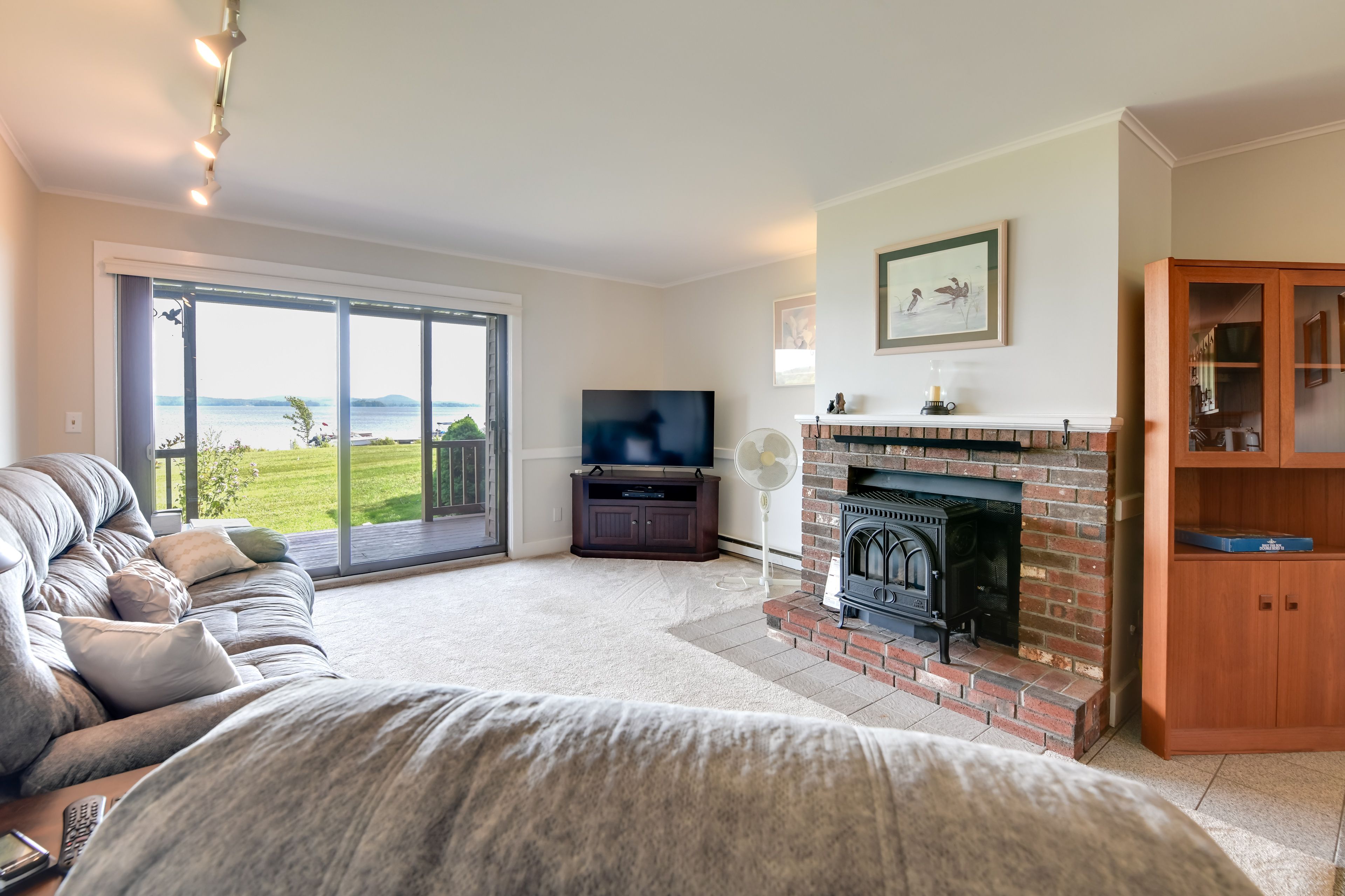 Living Room | Free WiFi | Smart TV | Propane Stove