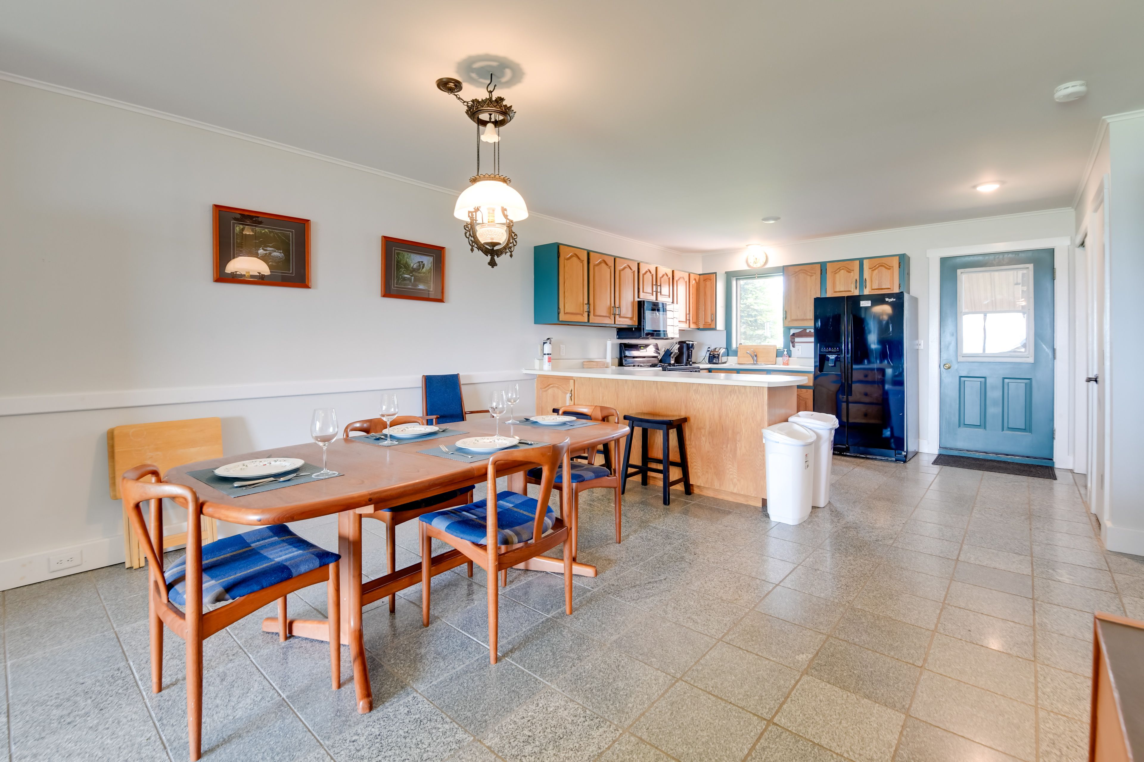 Dining Area | Dishware & Flatware Provided