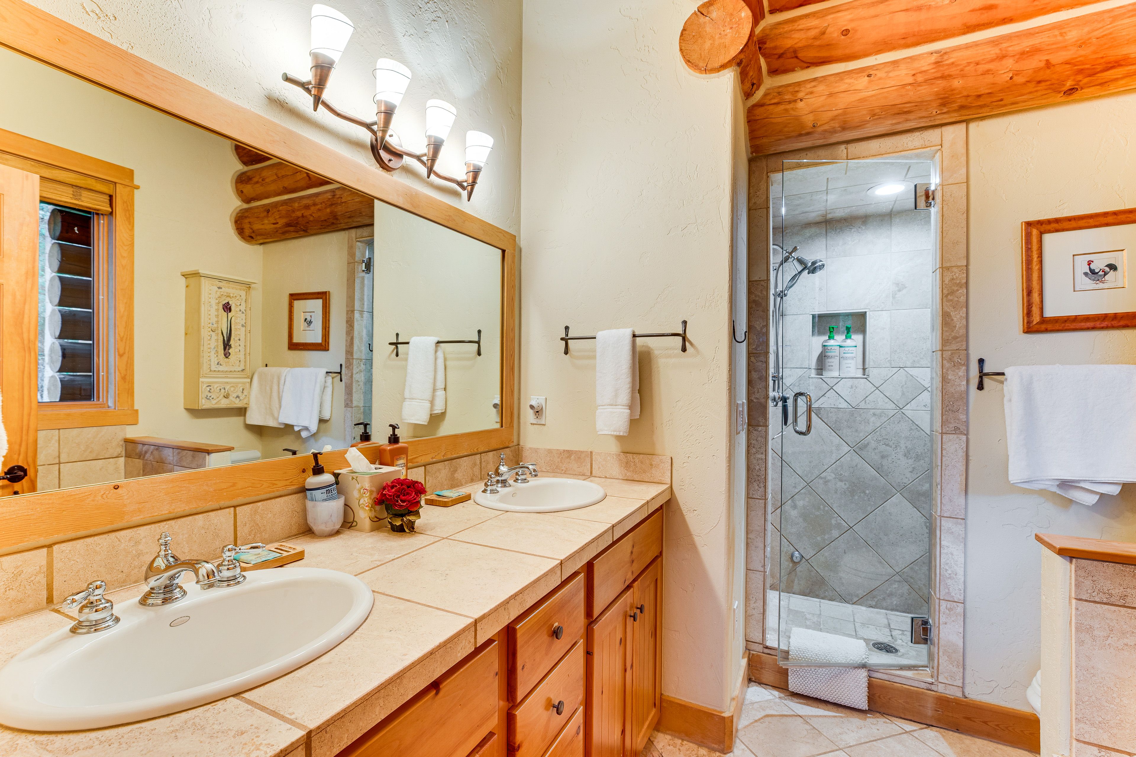 En-Suite Bathroom | Main Floor | Jetted Tub | Towels Provided