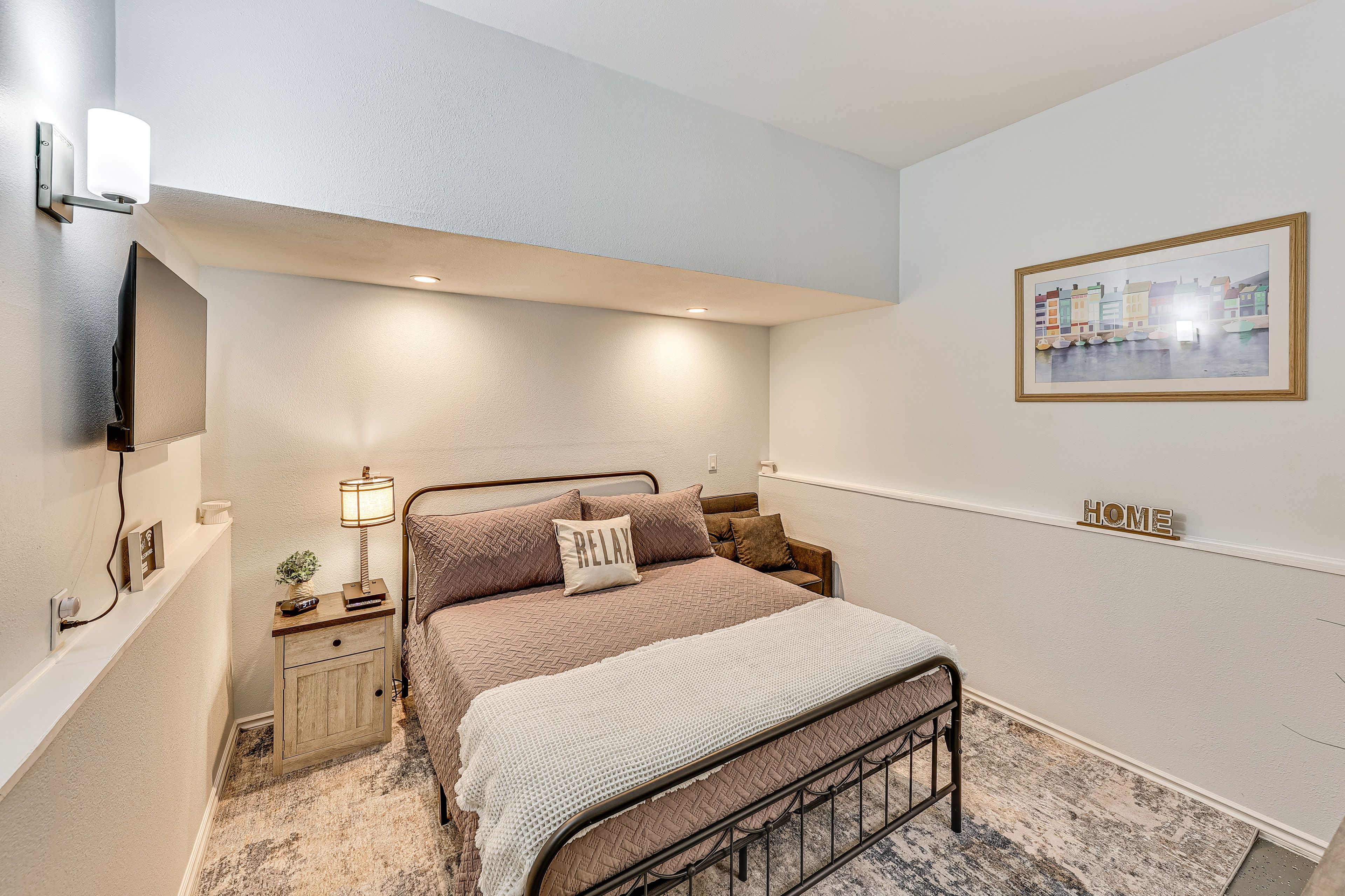 Suite | Queen Bed | Smart TV | Free WiFi | Mini-Split A/C & Heating