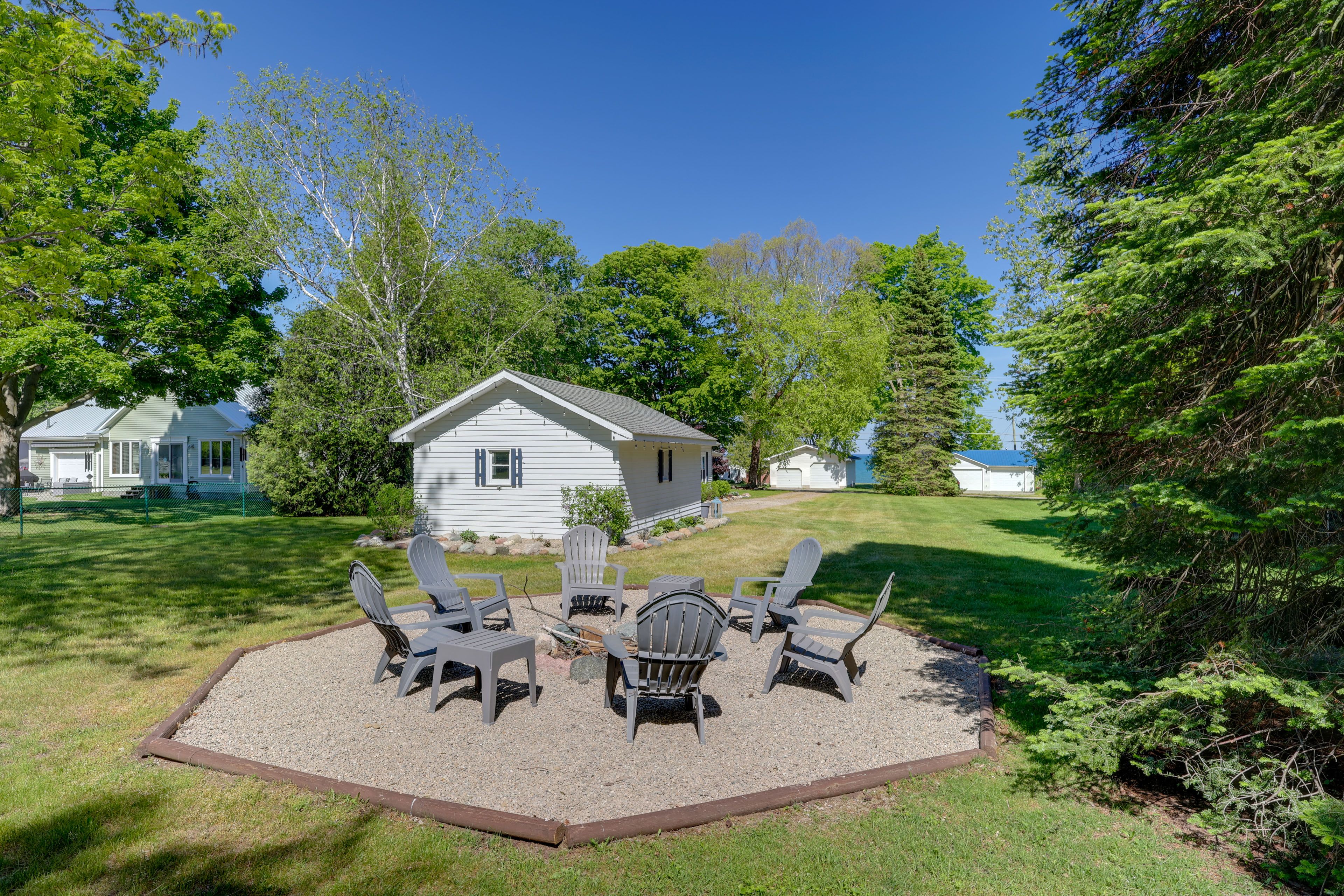 Unfenced Yard | Fire Pit | Picnic Table