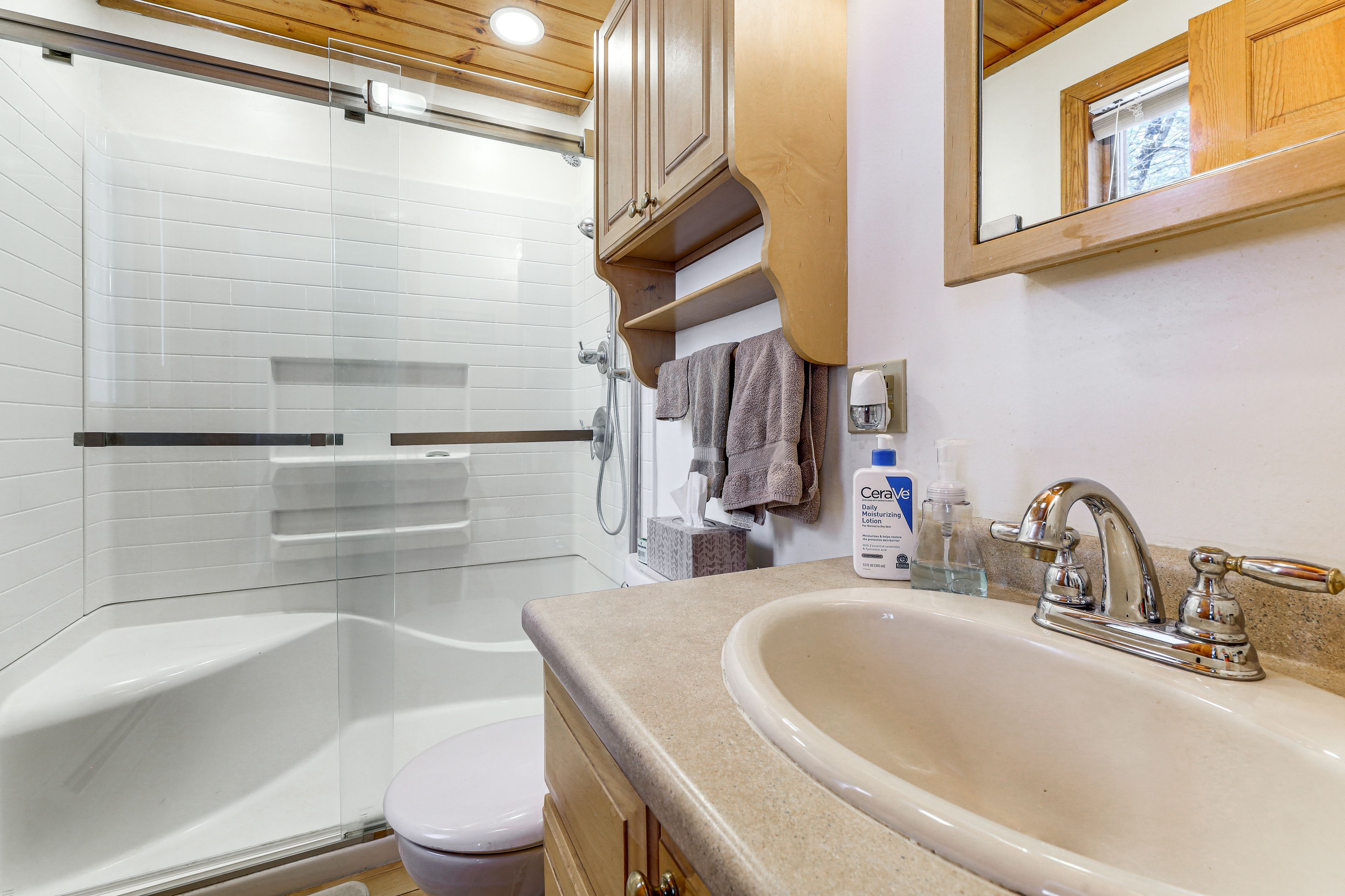 Full Bathroom | Towels & Linens Provided | Main Level
