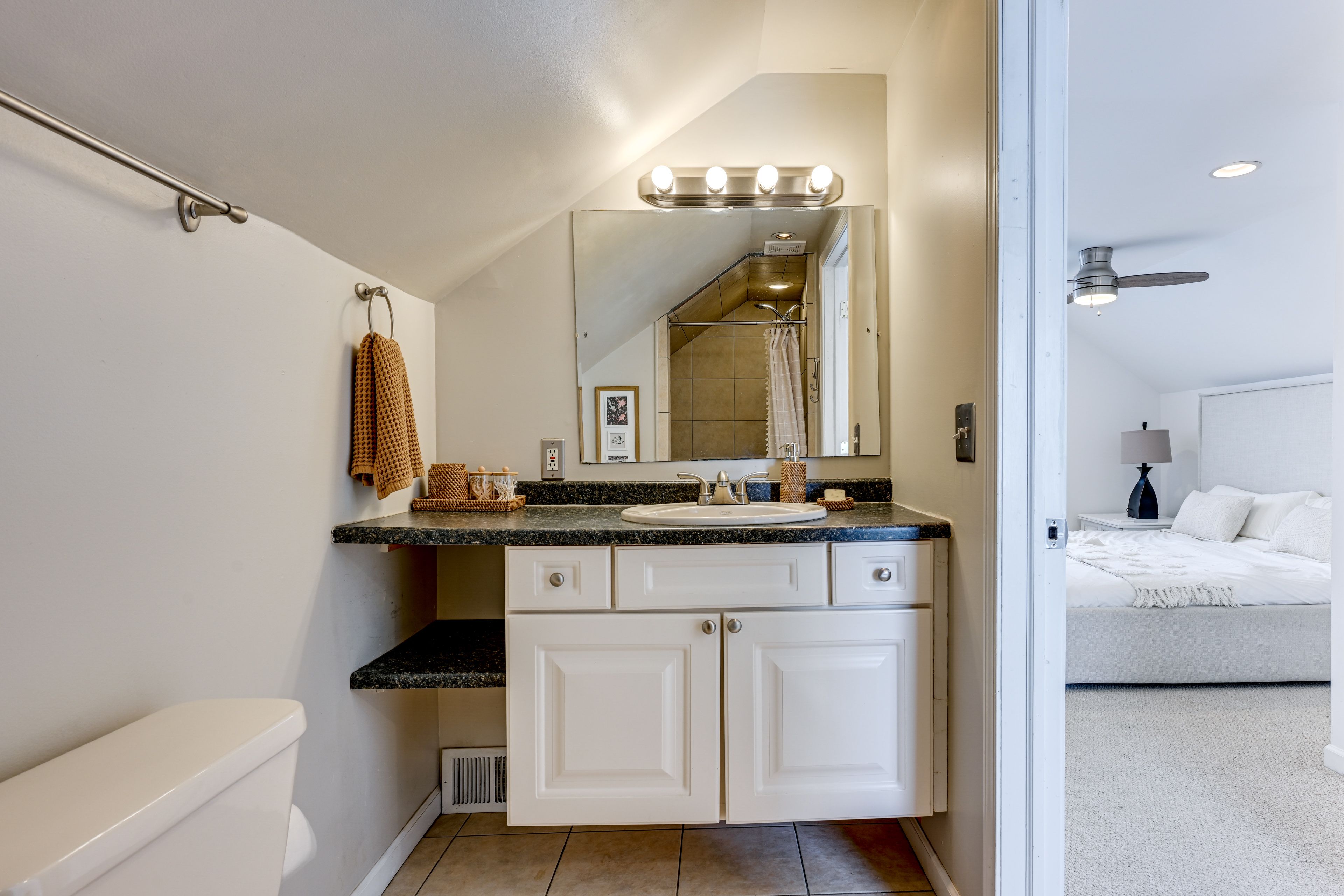 Full Bath | Towels Provided | 2nd Floor