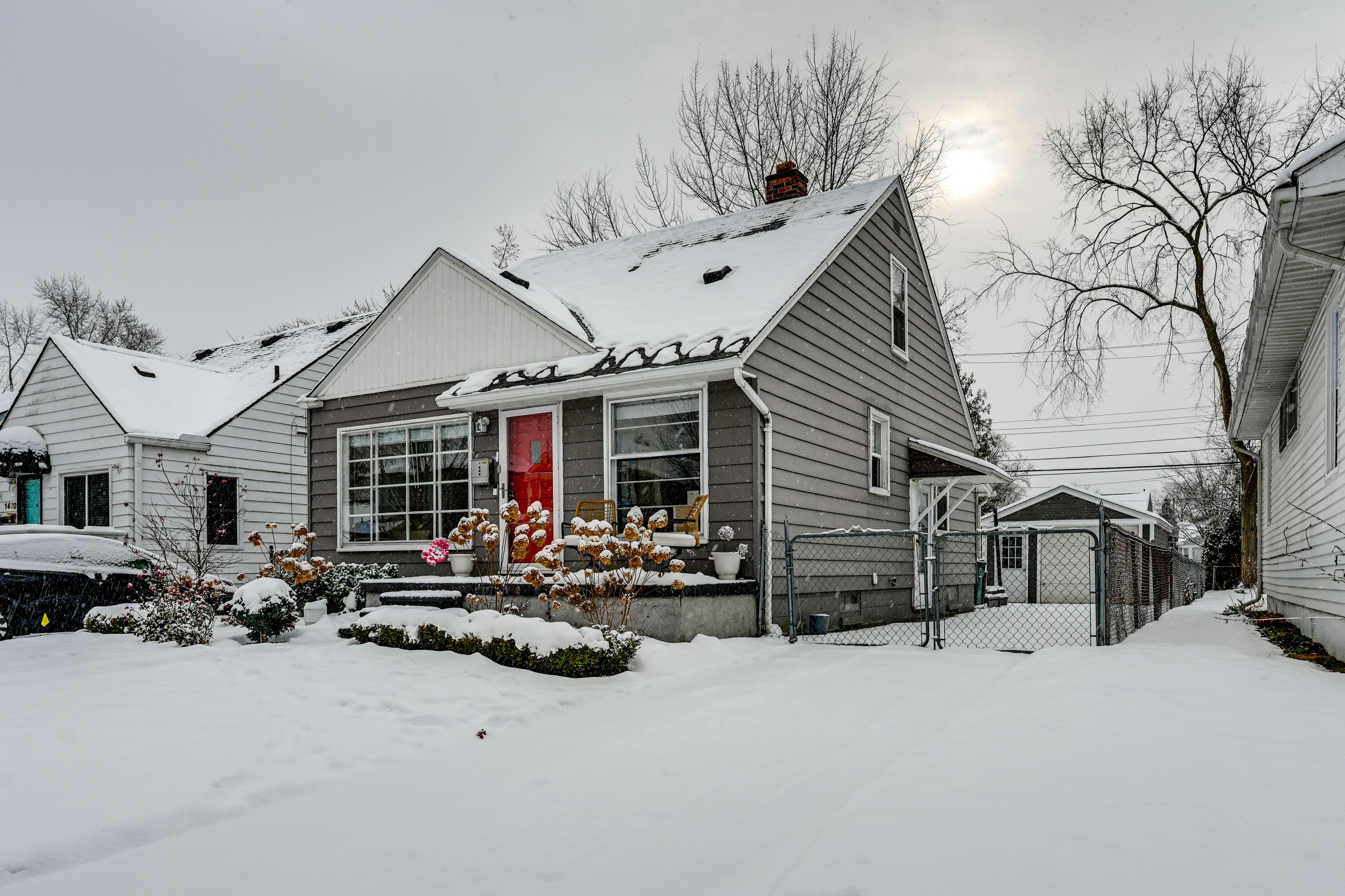 Home Exterior | Parking | Garage (1 Vehicle) | Driveway (1 Vehicle)