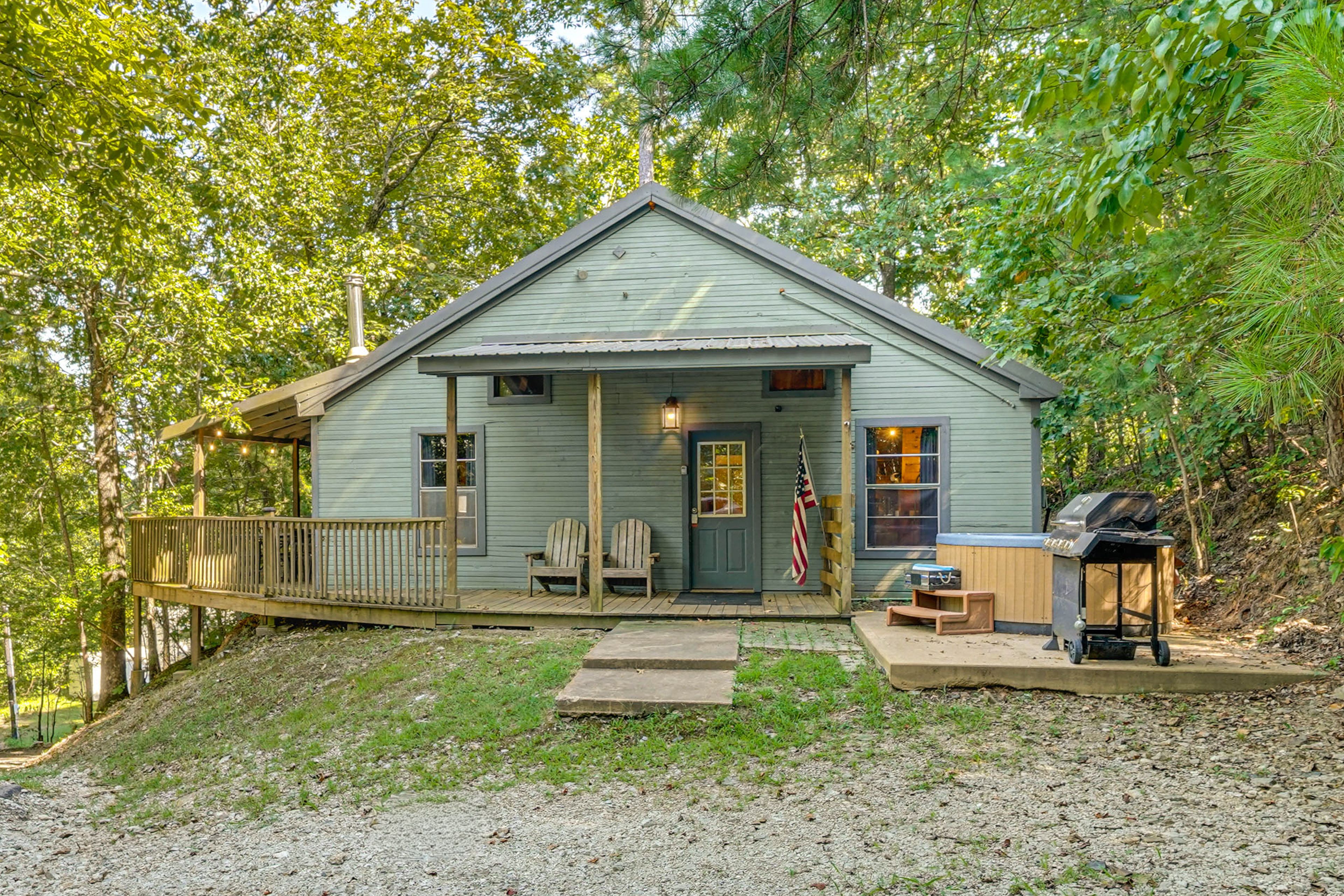 Broken Bow Vacation Rental | 2BR | 2BA | 960 Sq Ft | 4 Steps to Enter