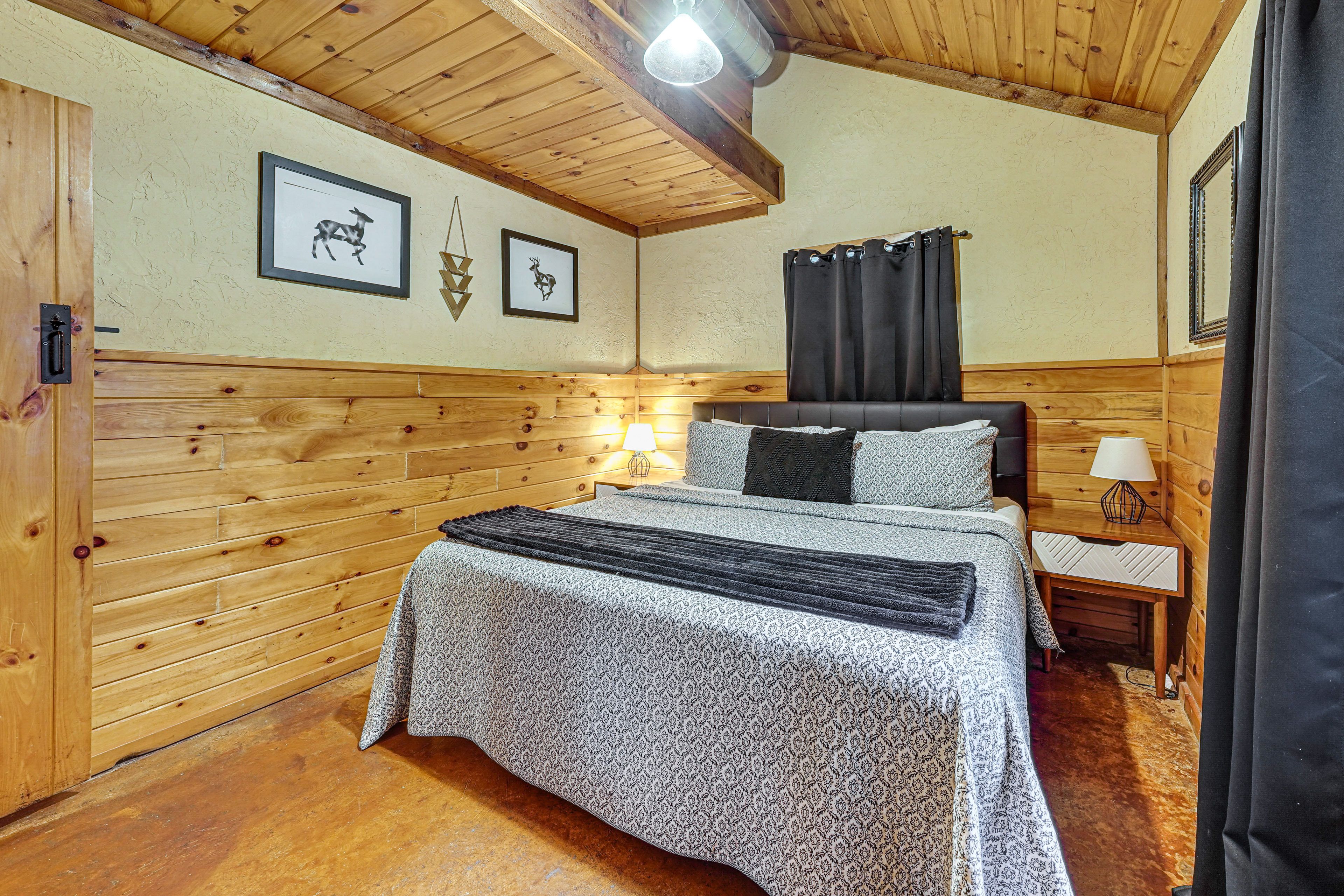 Bedroom 2 | Queen Bed | 1st Floor | Linens Provided