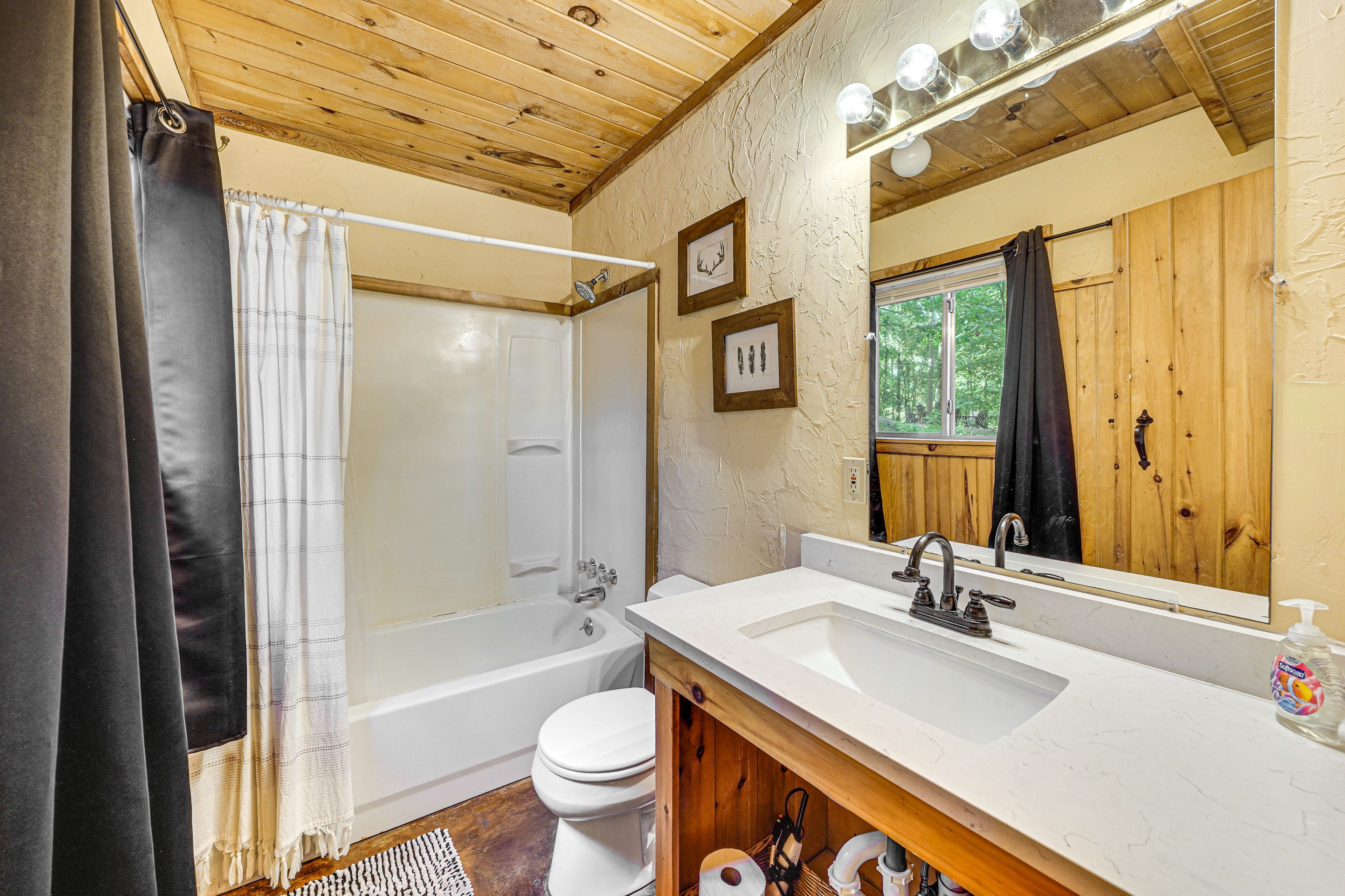 Full Bathroom | 1st Floor | Towels Provided