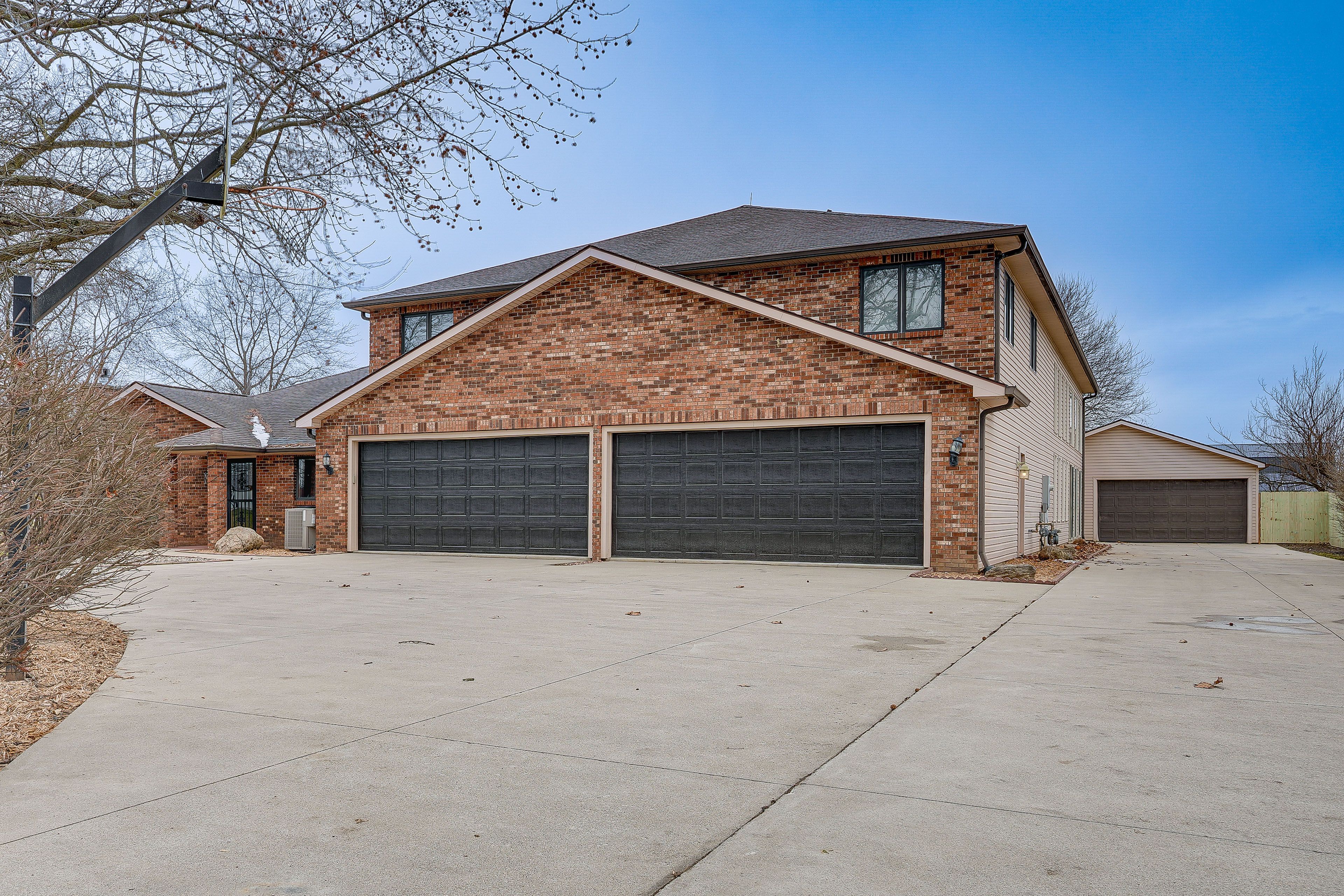 Parking | Driveway (10 Vehicles) | Basketball Hoop