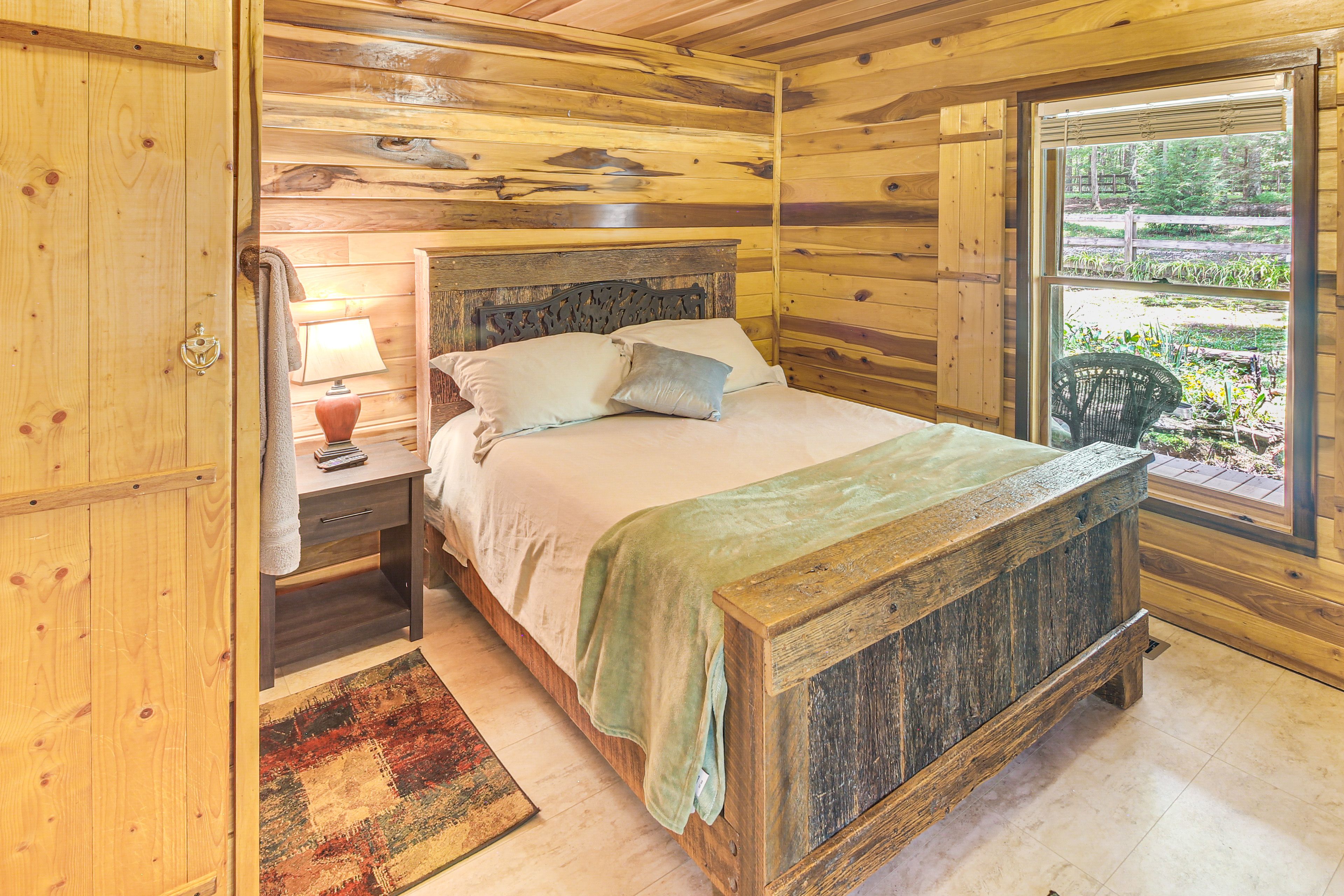 Bedroom 1 | Full Bed | Smart TV | 1st Floor