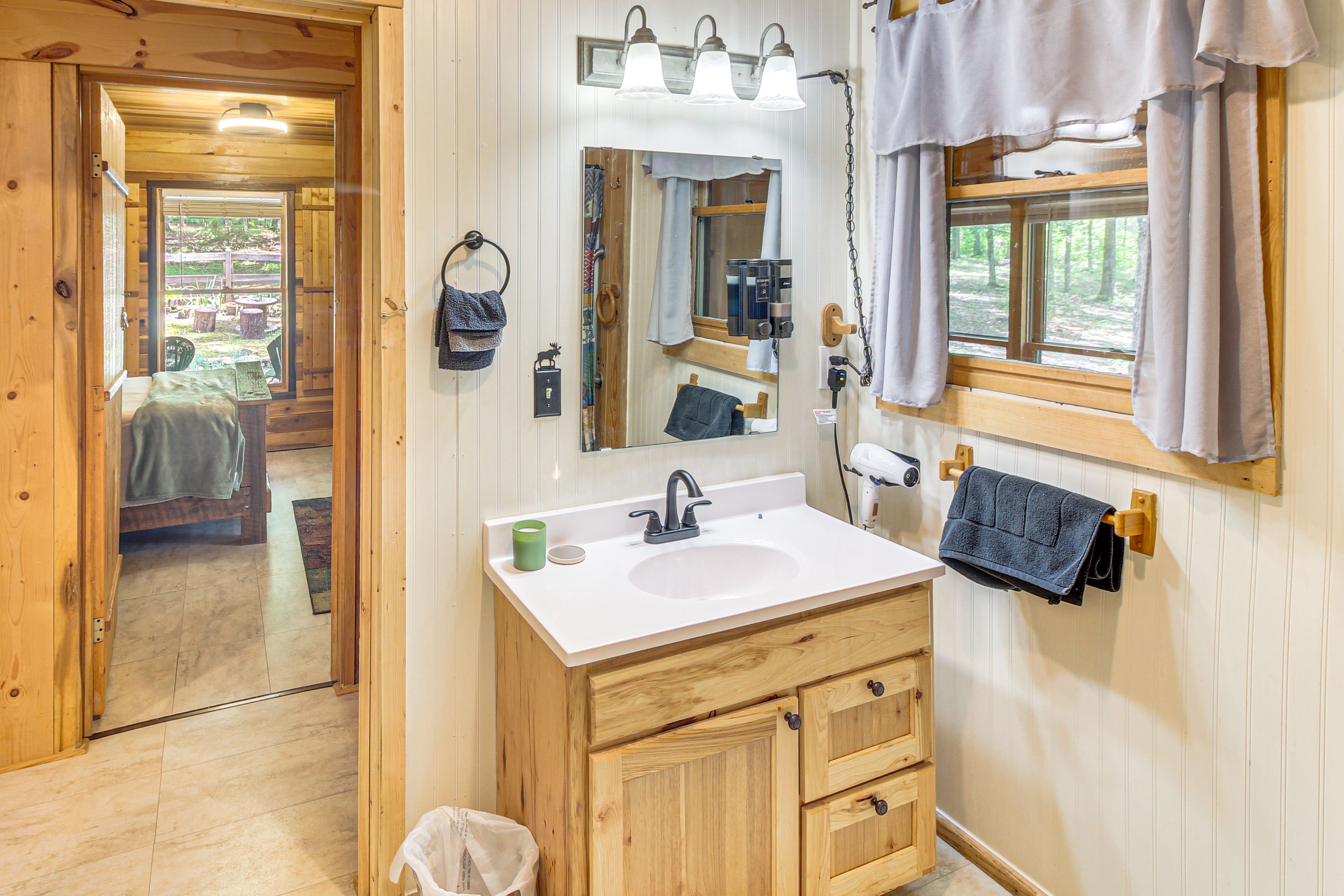 Full Bathroom | Towels & Linens Provided | 1st Floor