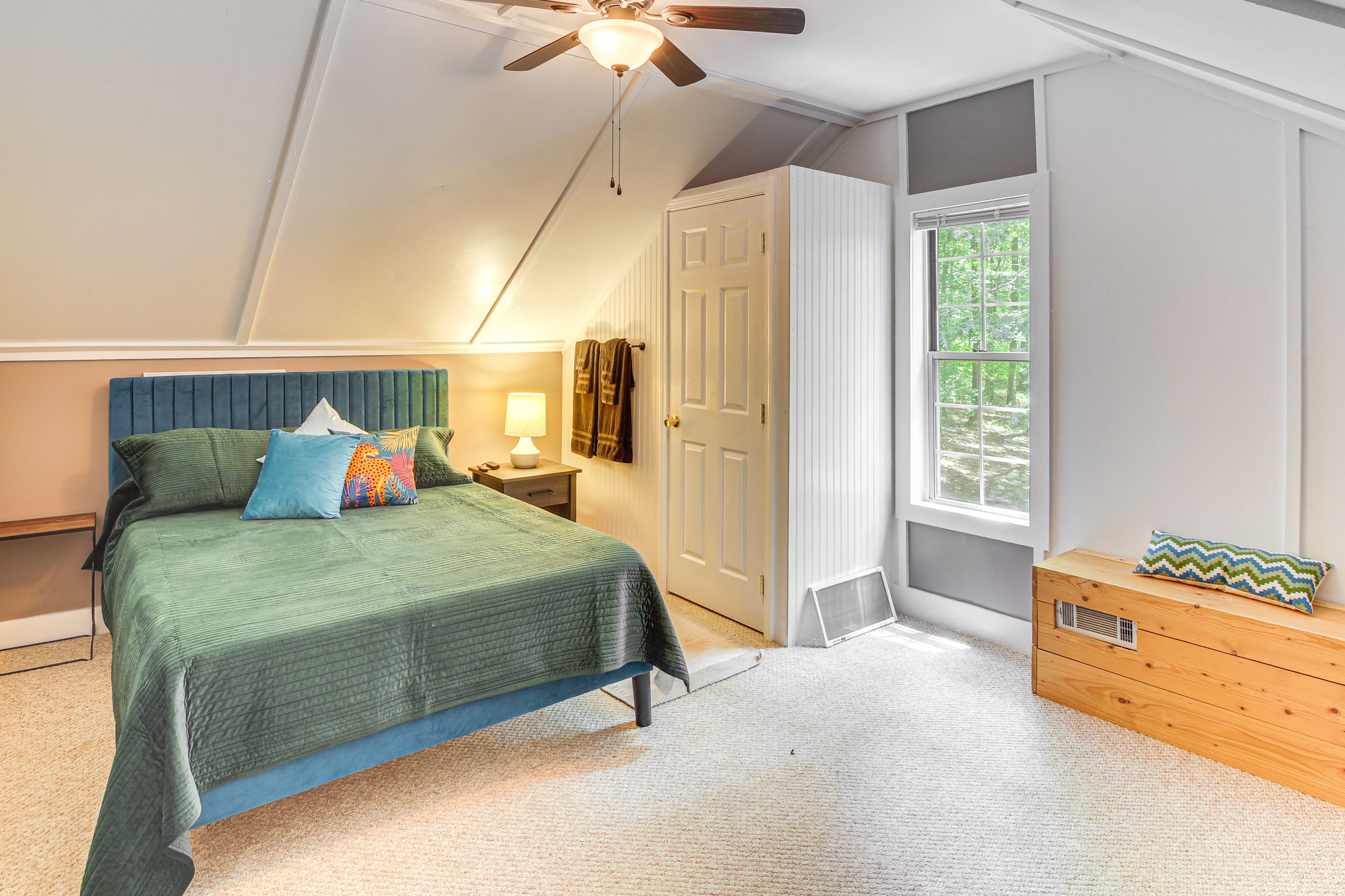 Bedroom 2 | Queen Bed | Smart TV | 2nd Floor