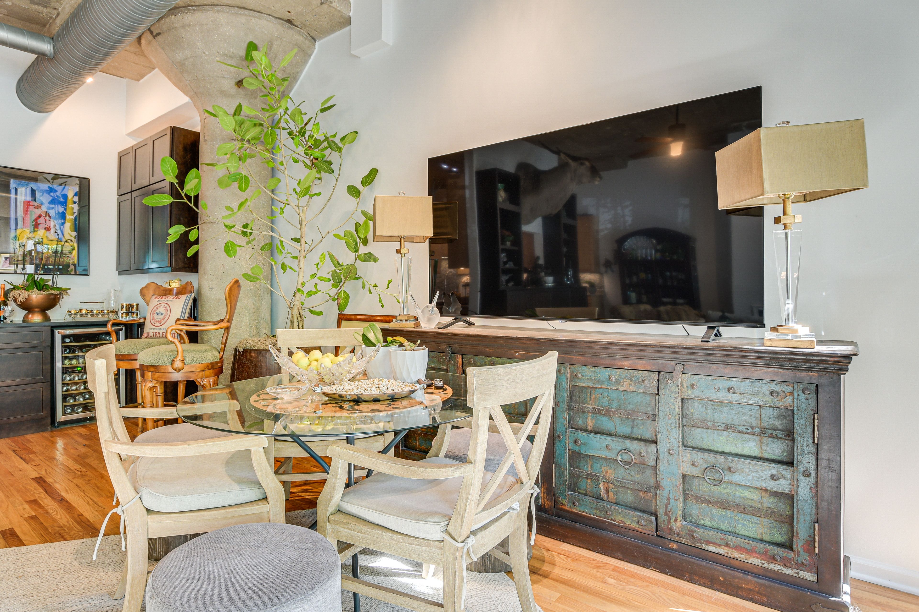 Dining Area | Dishware/Flatware Provided