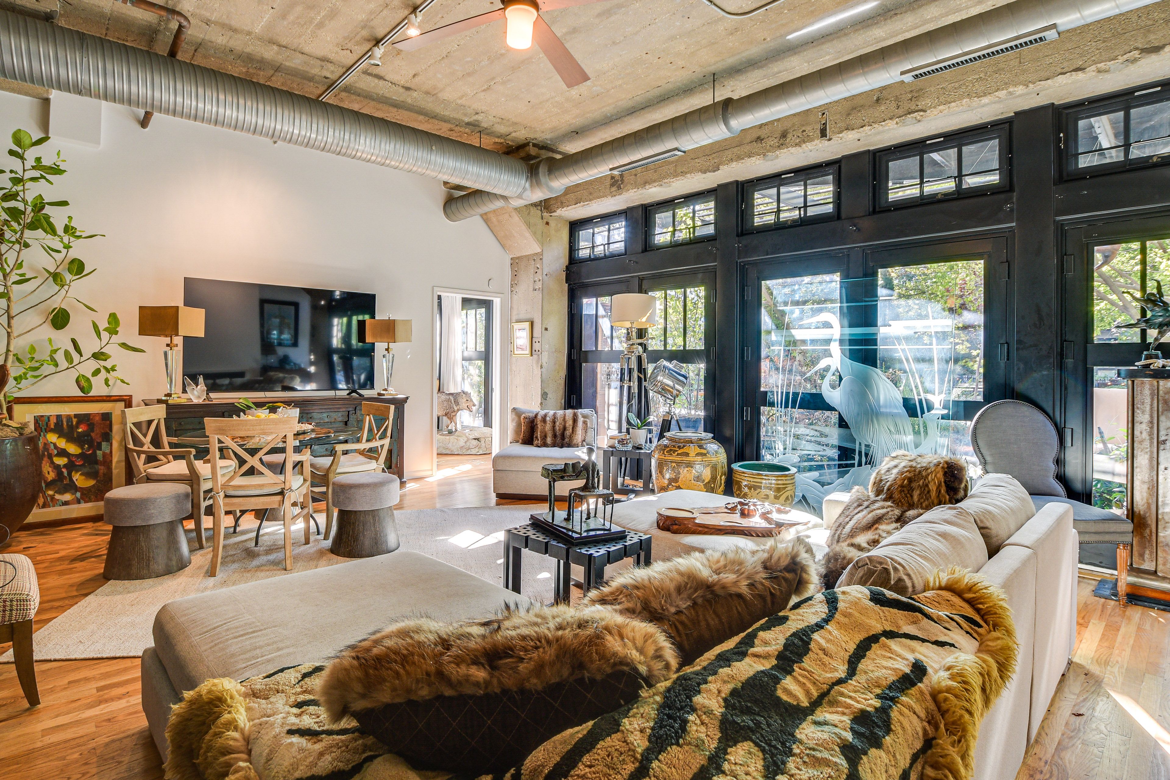 Chicago Vacation Rental | 2BR | 2BA | 1,250 Sq Ft | Steps to Enter