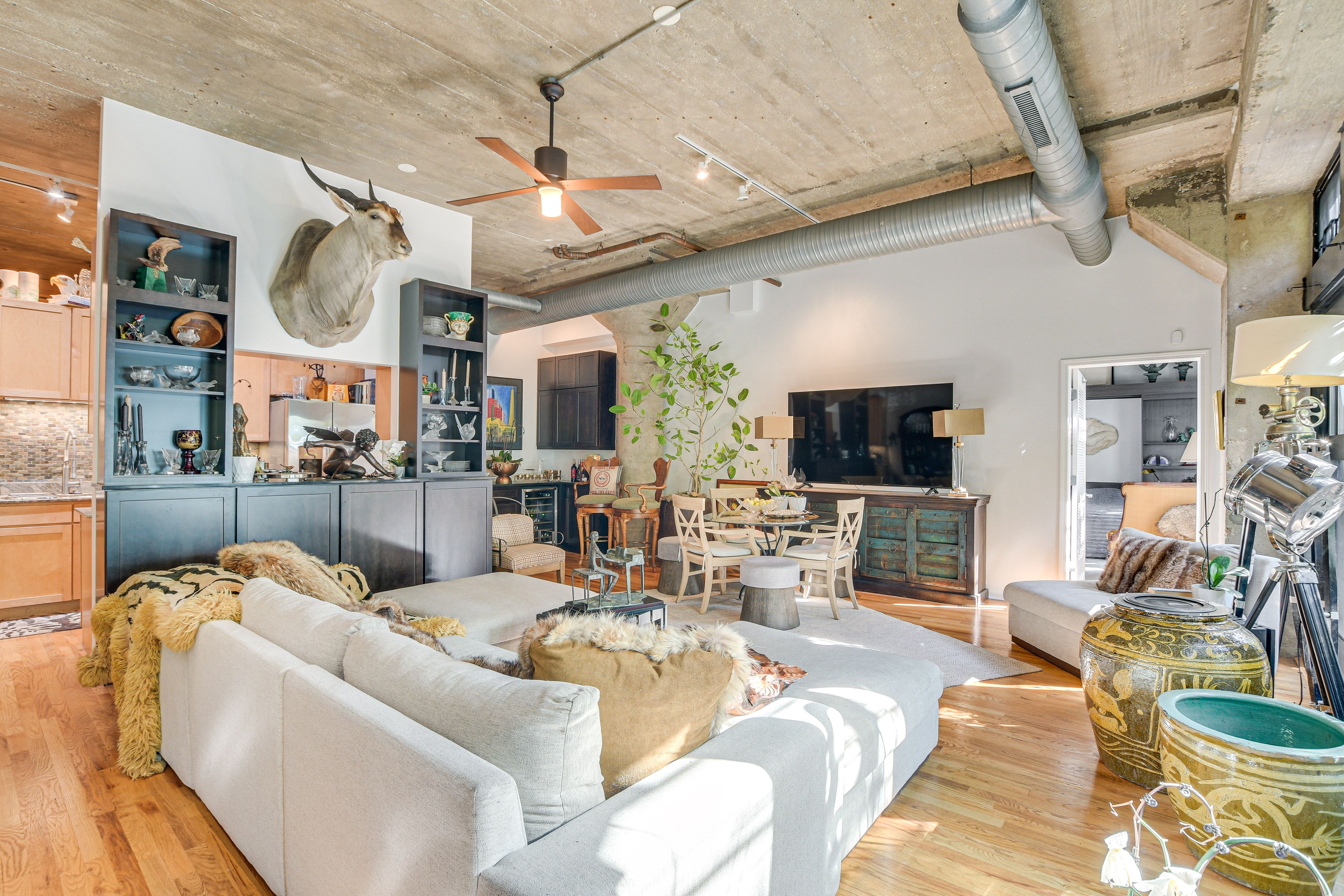 Living Room | Smart TV | Free WiFi | Central Air Conditioning/Heat