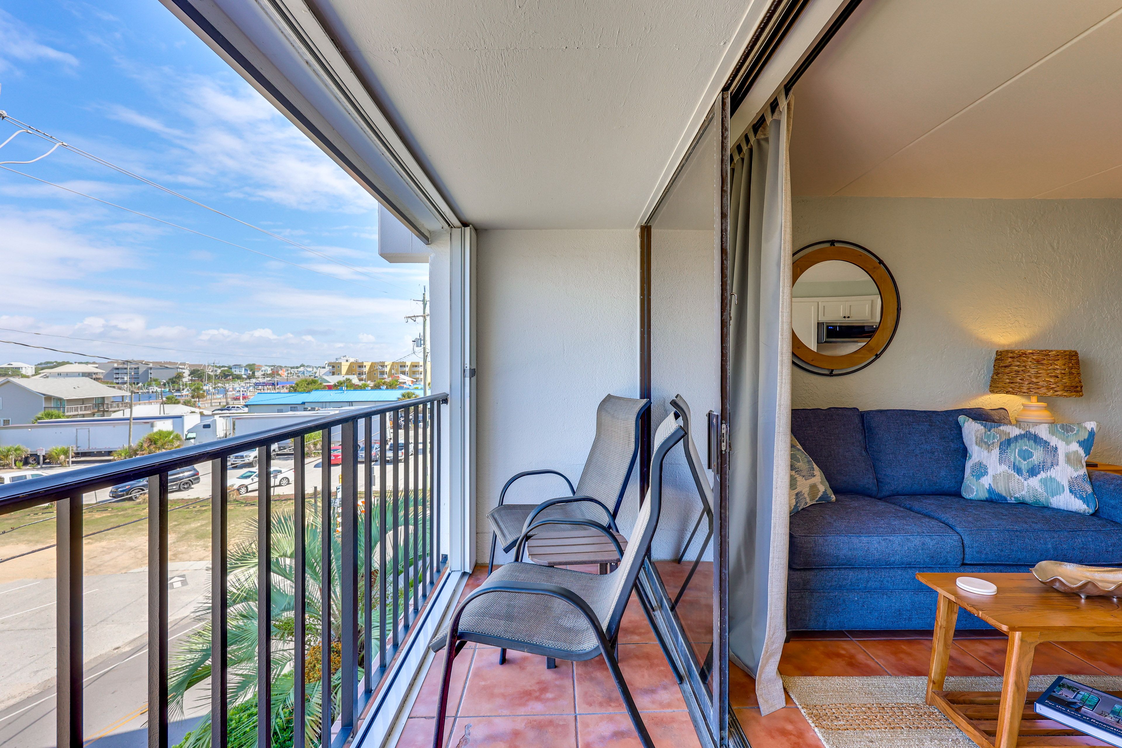 Private Balcony w/ Seating