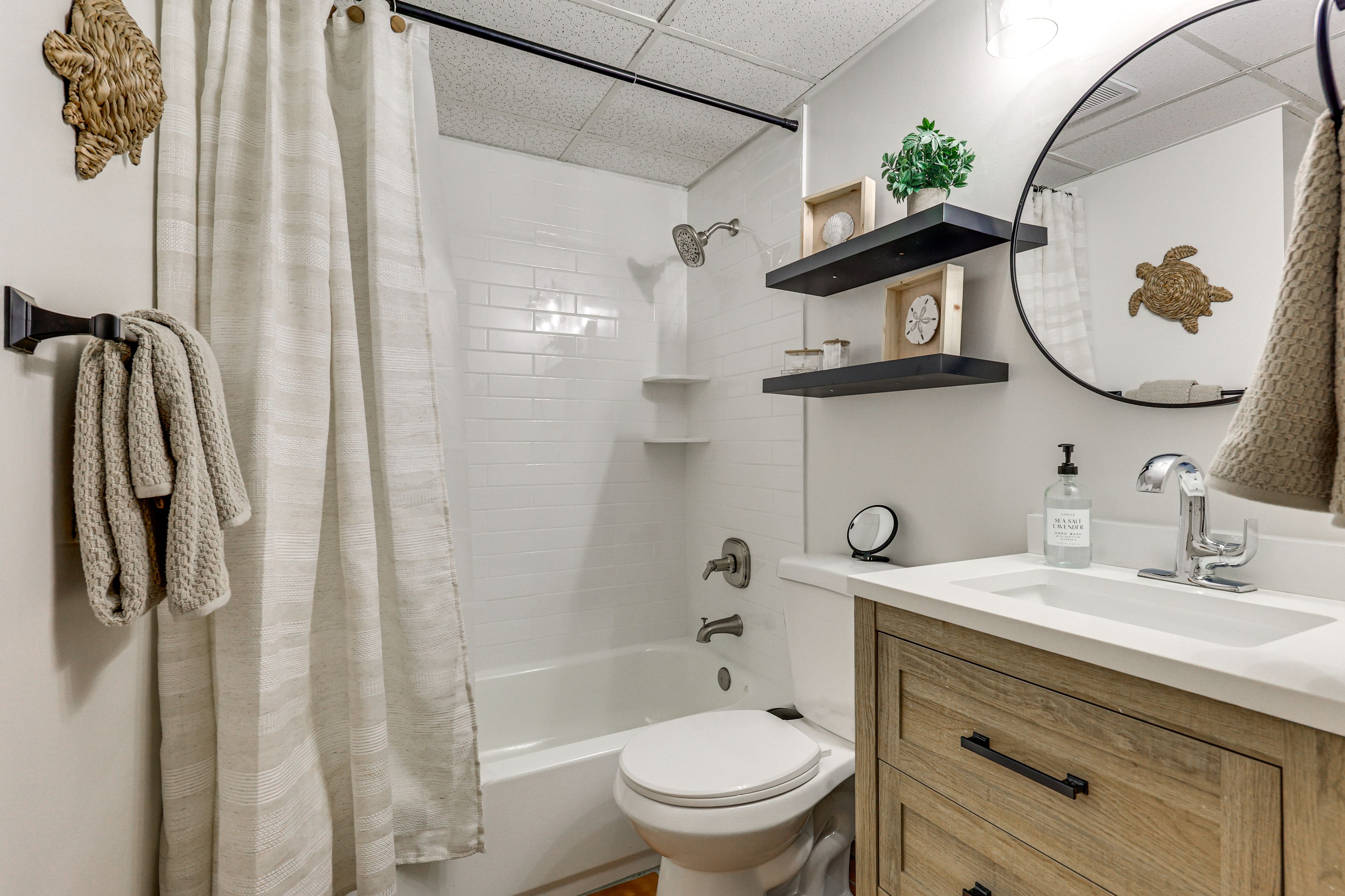 Full Bathroom | Towels Provided