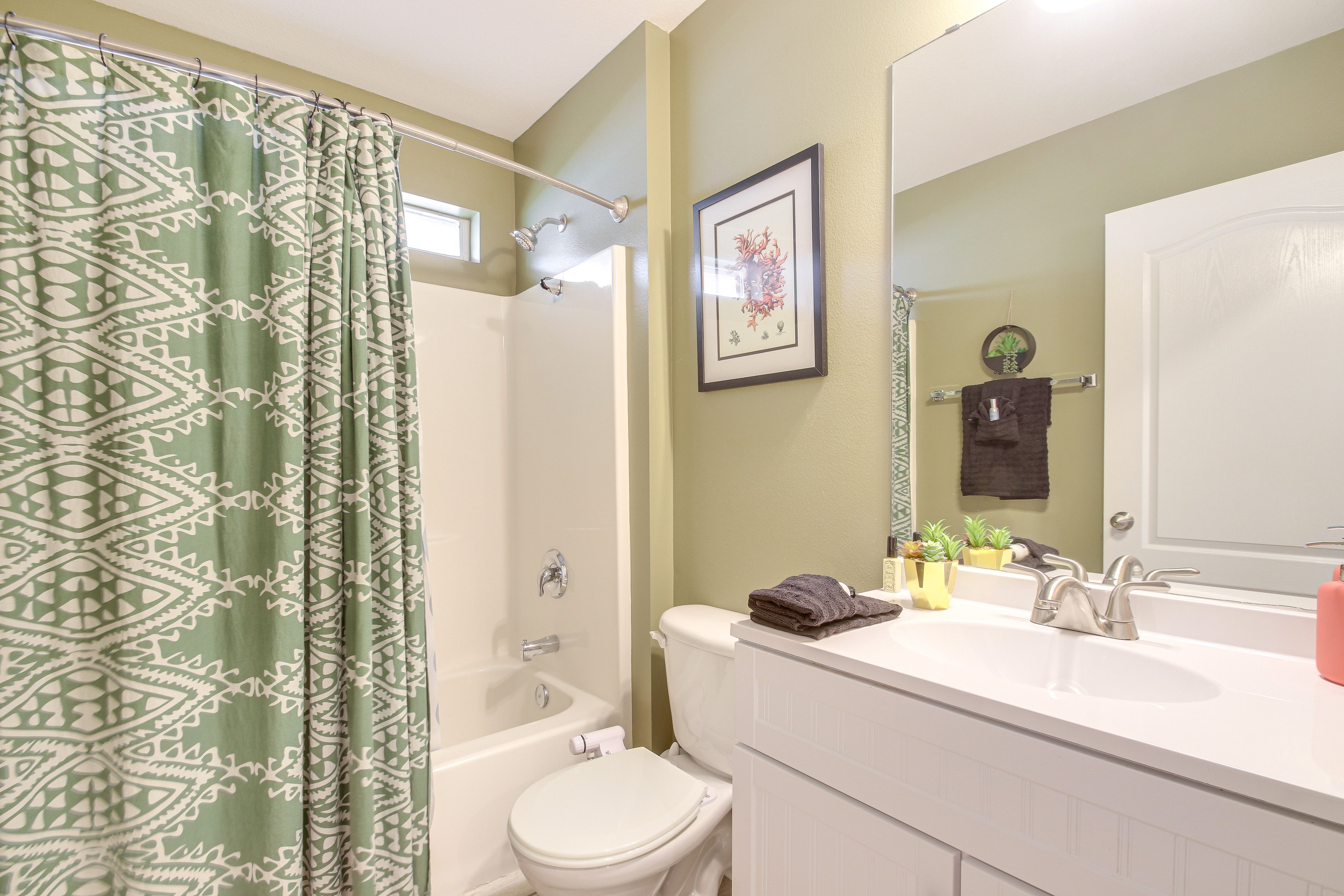 Full Bathroom | Complimentary Toiletries