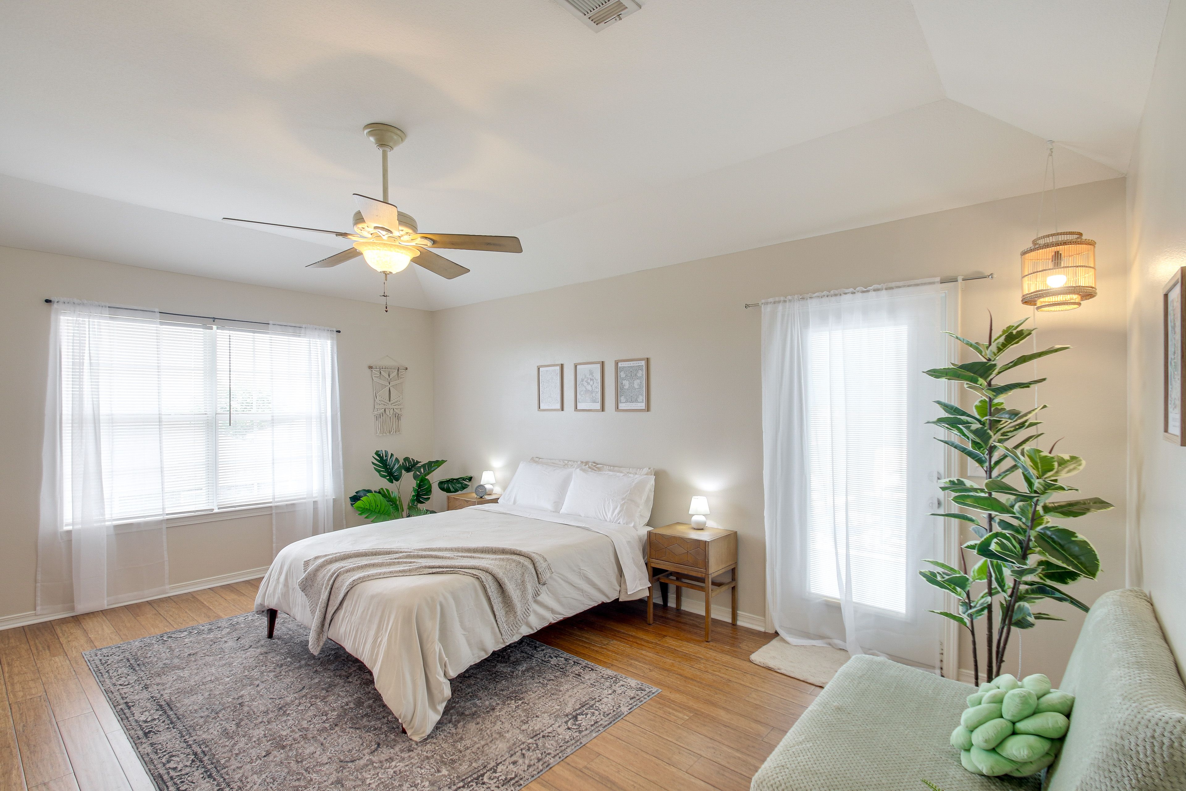 Bedroom 1 | Queen Bed | Smart TV