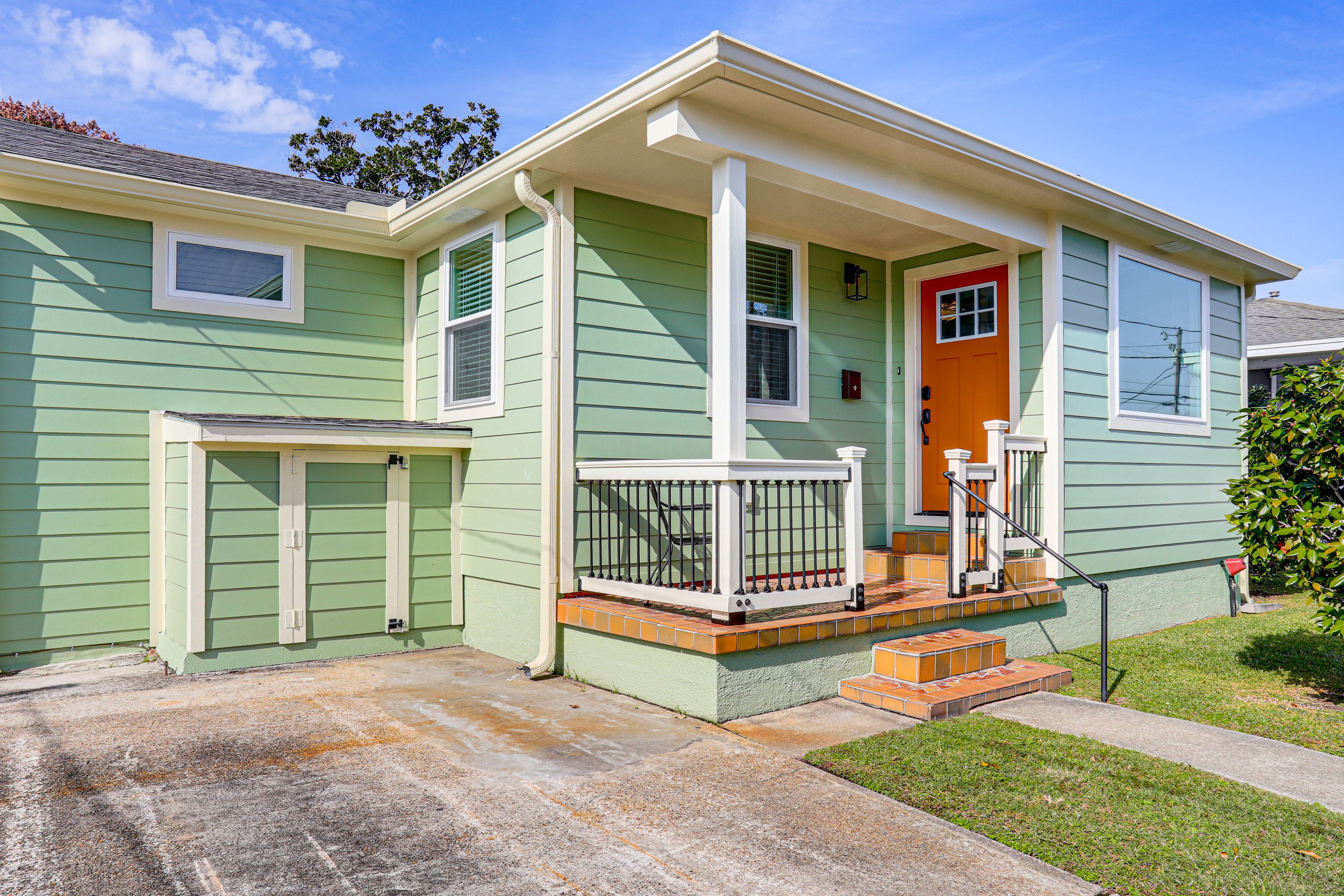 Metairie Vacation Rental | 2BR | 2BA | 6 Steps to Enter | 1,300 Sq Ft