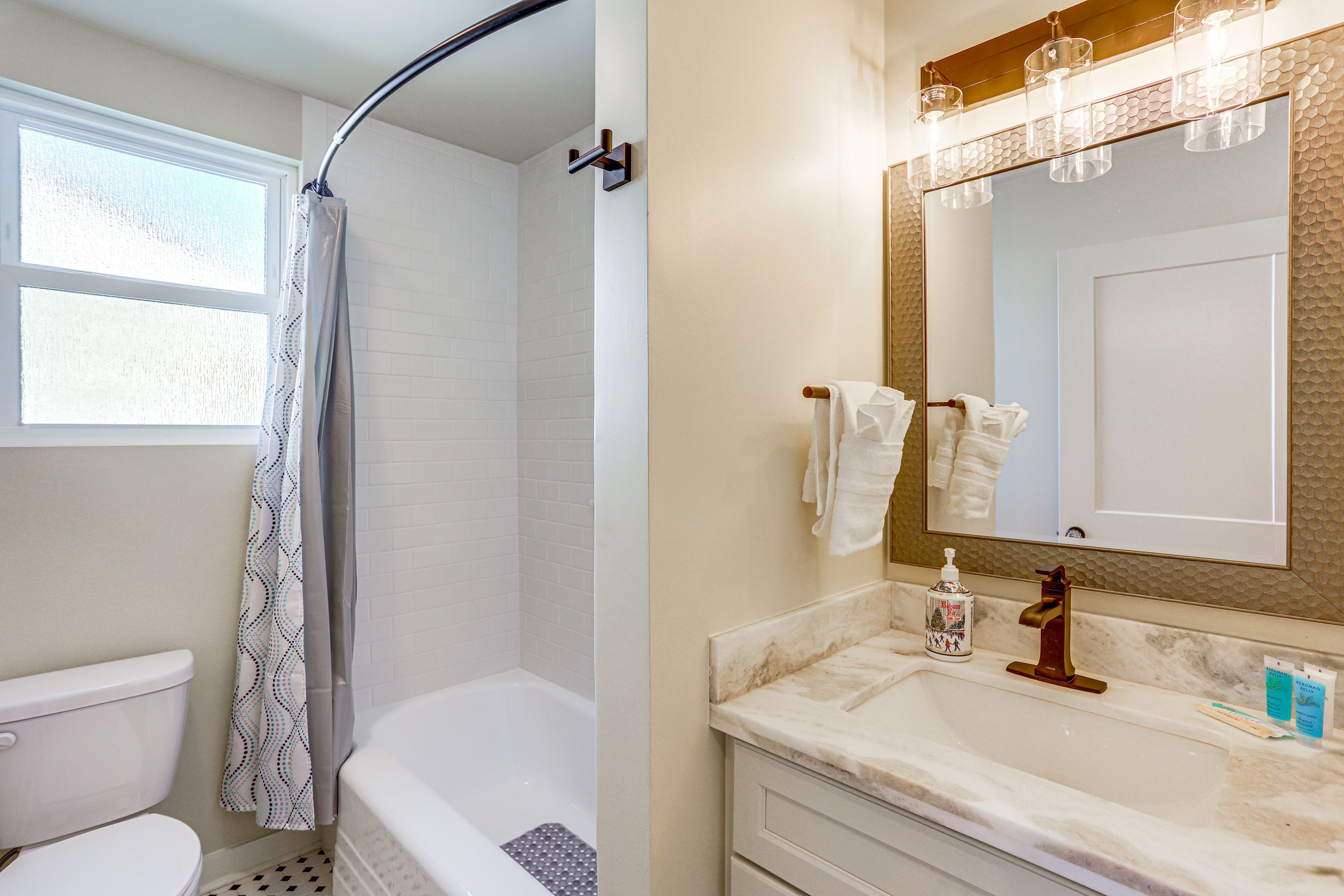 Full Bathroom | 1st Floor | Complimentary Toiletries