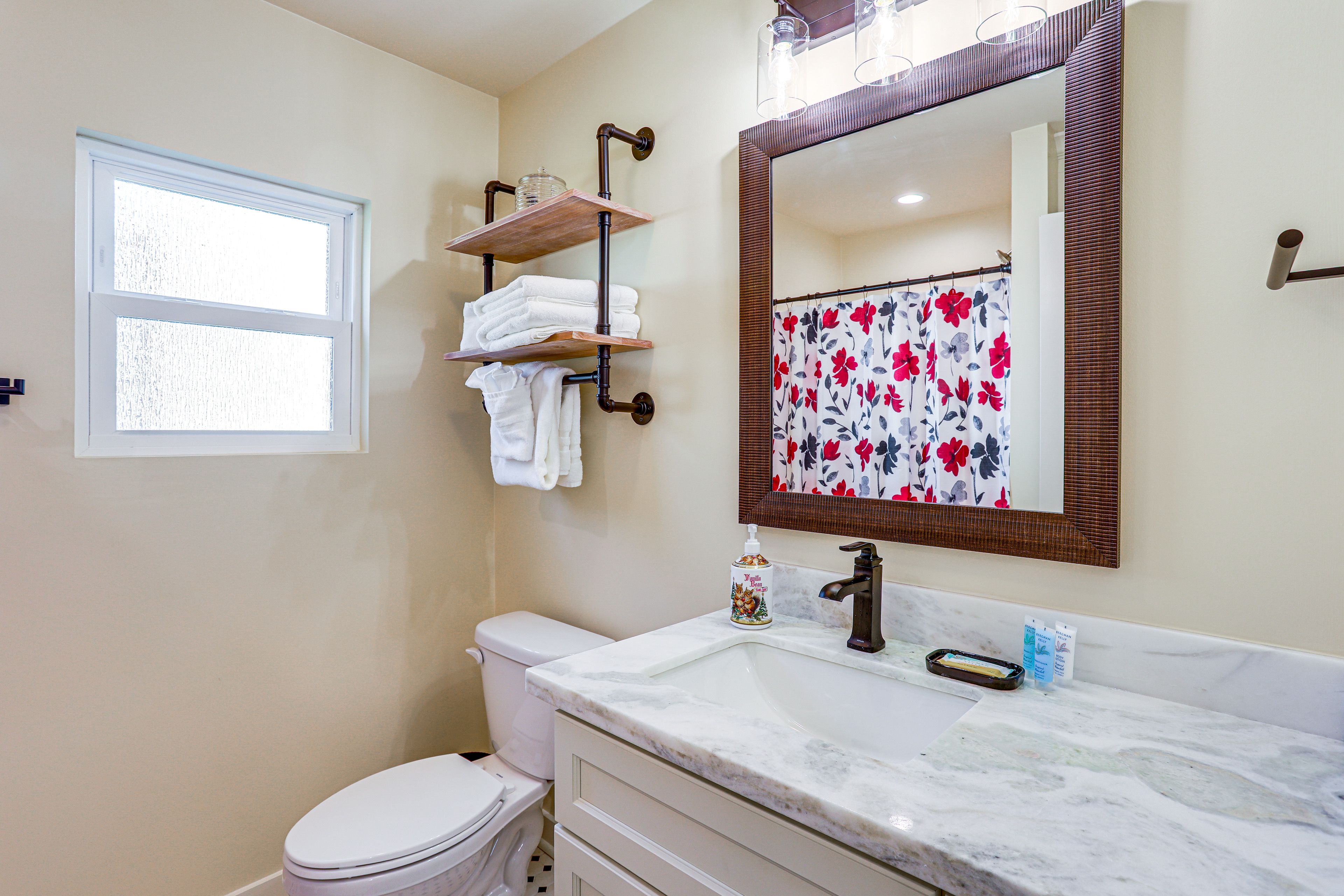 Full Bathroom | 1st Floor | Steps to Enter | Towels Provided