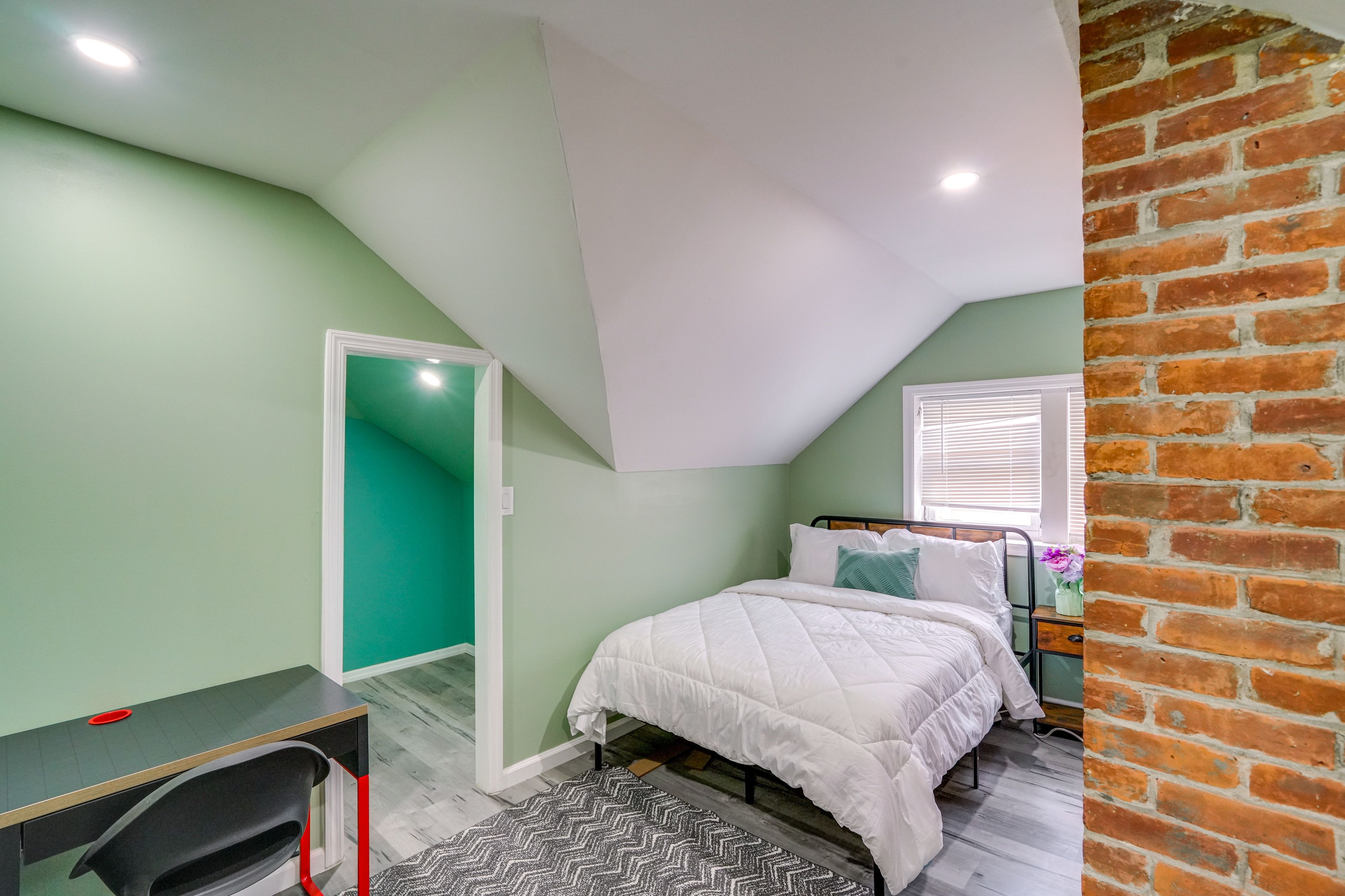 Bedroom 2 | Full Bed | Desk