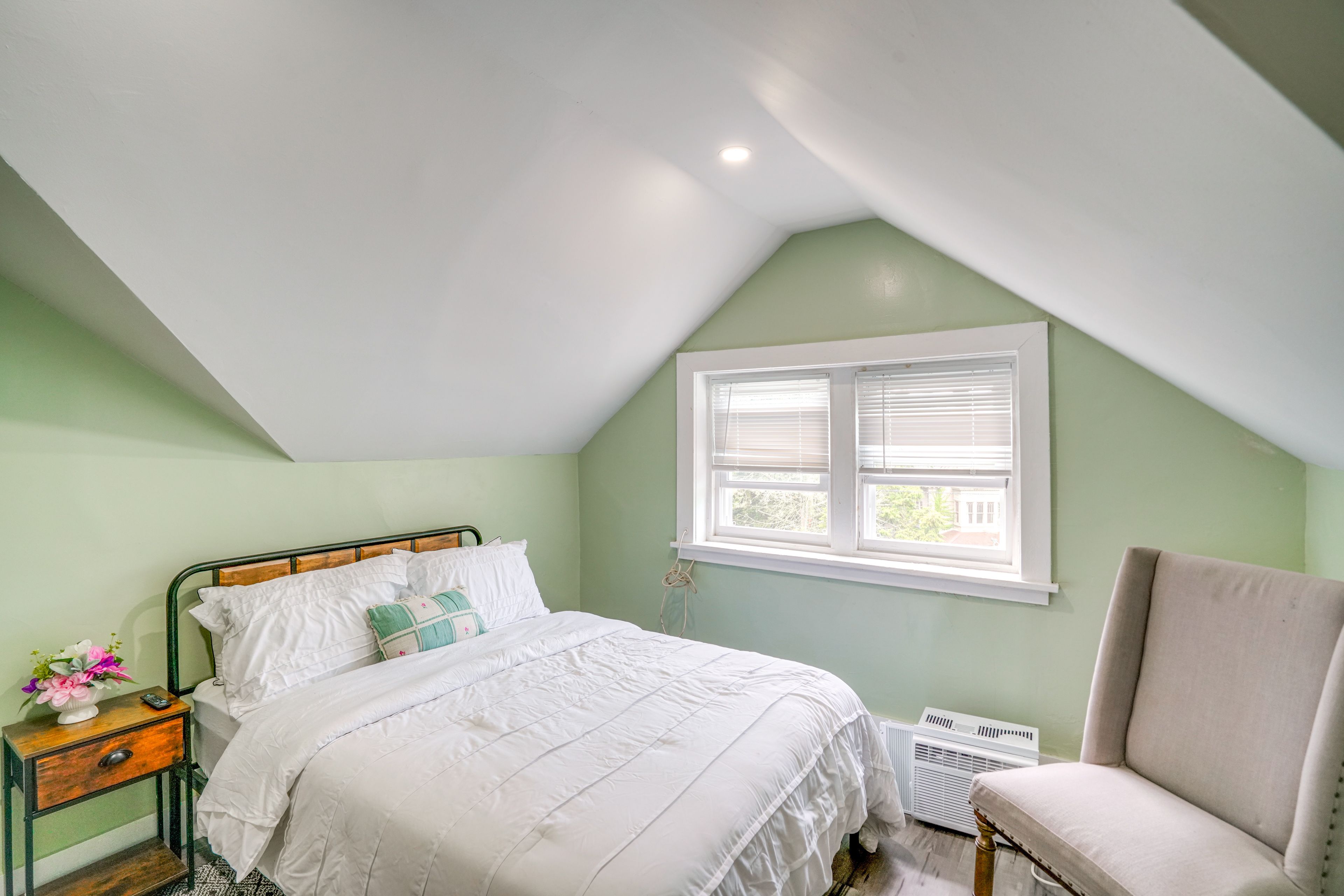 Bedroom 1 | Full Bed | Smart TV | Desk | Linens Provided